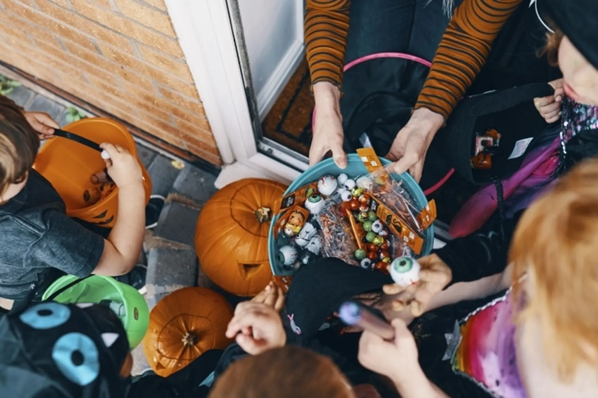 Cho kẹo hay bị ghẹo là gì? Nguồn gốc Trick or Treat và ý nghĩa Halloween đầy thú vị