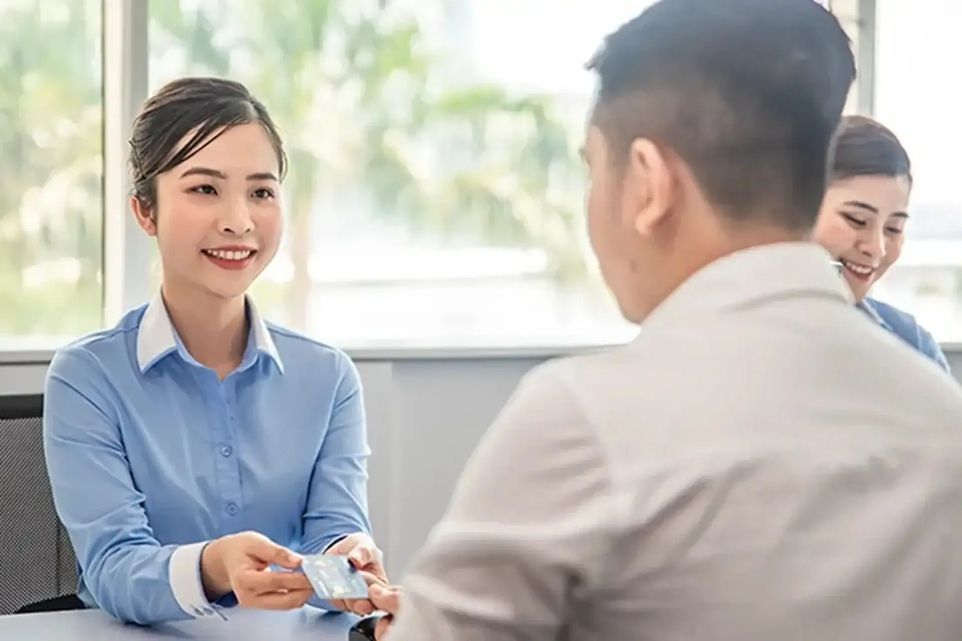 Chuyên viên là gì? Toàn cảnh vai trò, kỹ năng và cơ hội thăng tiến trong doanh nghiệp hiện đại