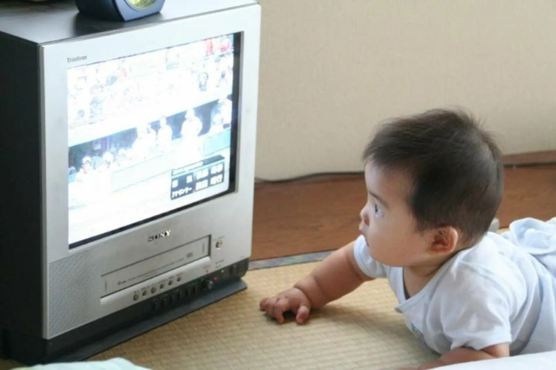 Có nên cho trẻ sơ sinh xem tivi không? Những rủi ro tiềm ẩn nếu cho trẻ xem tivi thường xuyên
