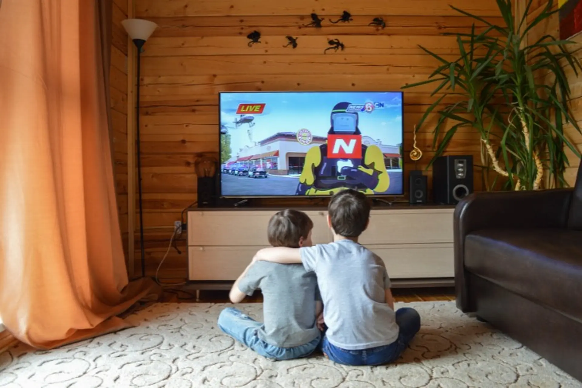 Có nên để màn hình tivi quá sáng khi xem không? Nguyên nhân và cách khắc phục