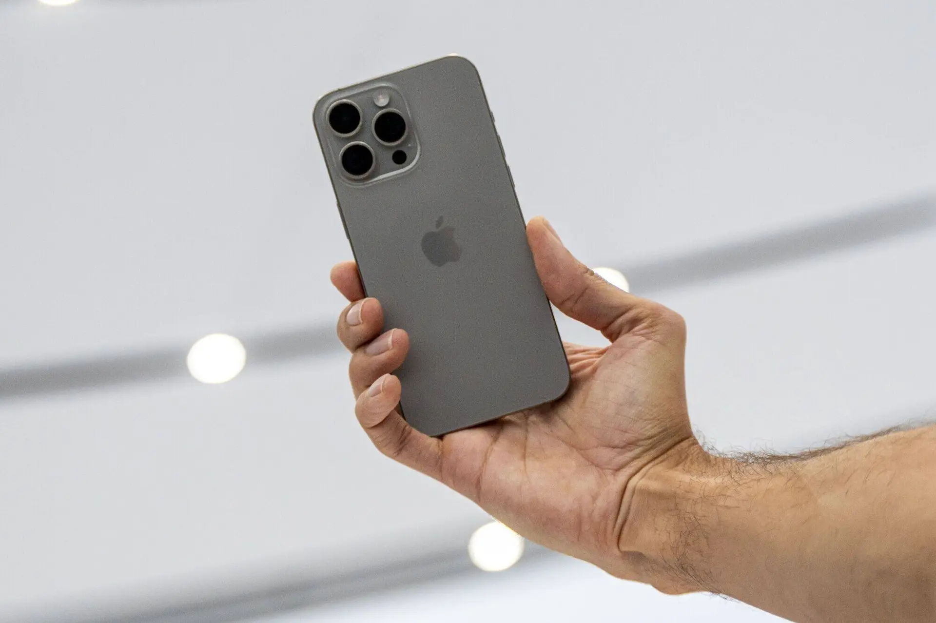 Có nên mua iPhone 15 Pro Max bản Mỹ không? Bản Mỹ có khác biệt gì so với bản Việt Nam?