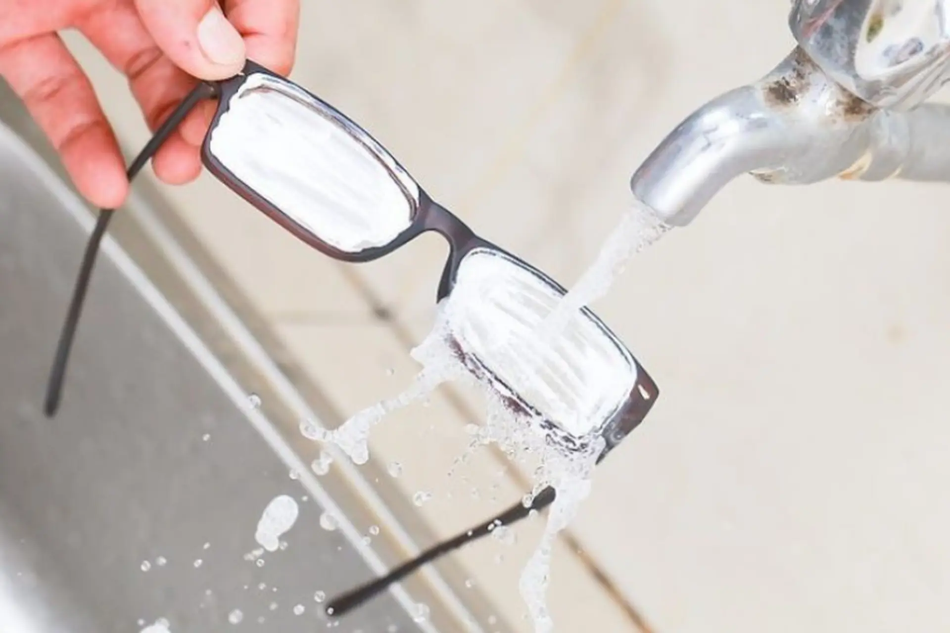 Có nên rửa kính cận bằng nước? Cách vệ sinh kính đúng chuẩn để tránh trầy xước