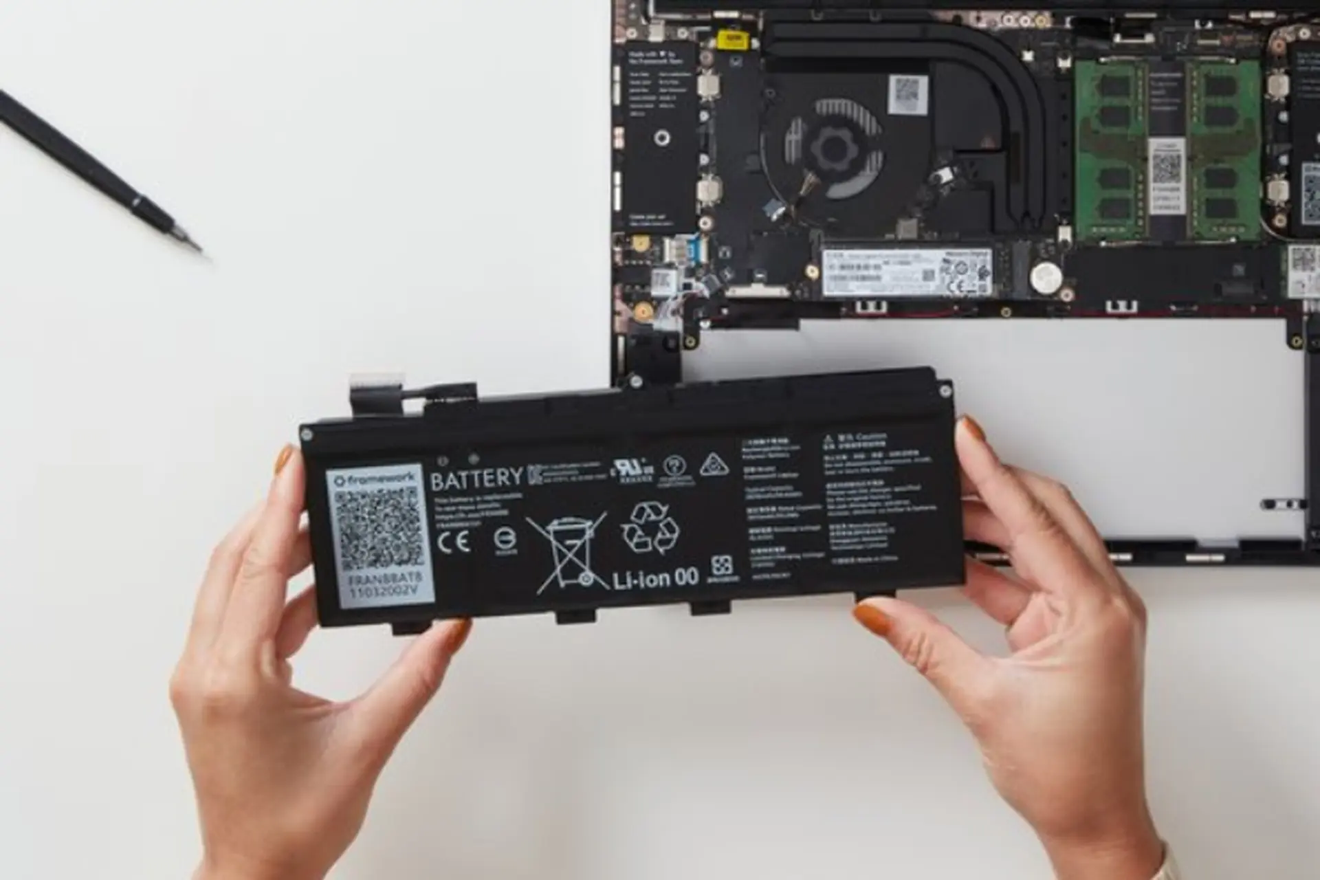 Có nên tháo pin laptop trong quá trình sử dụng không? Làm sao để tăng tuổi thọ pin?