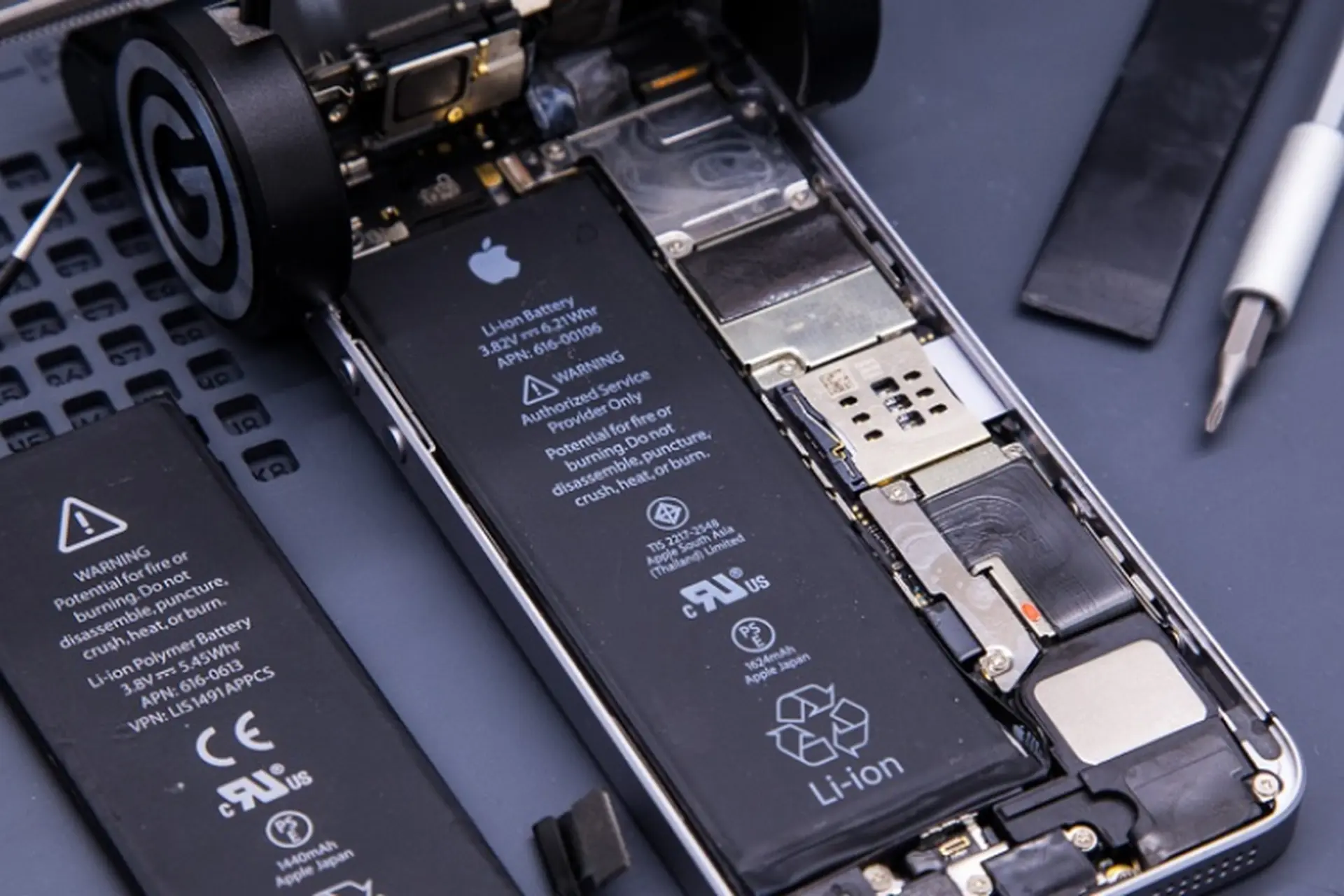 Có nên thay pin iPhone không chính hãng? Những nguy hiểm tiềm ẩn mà bạn cần biết