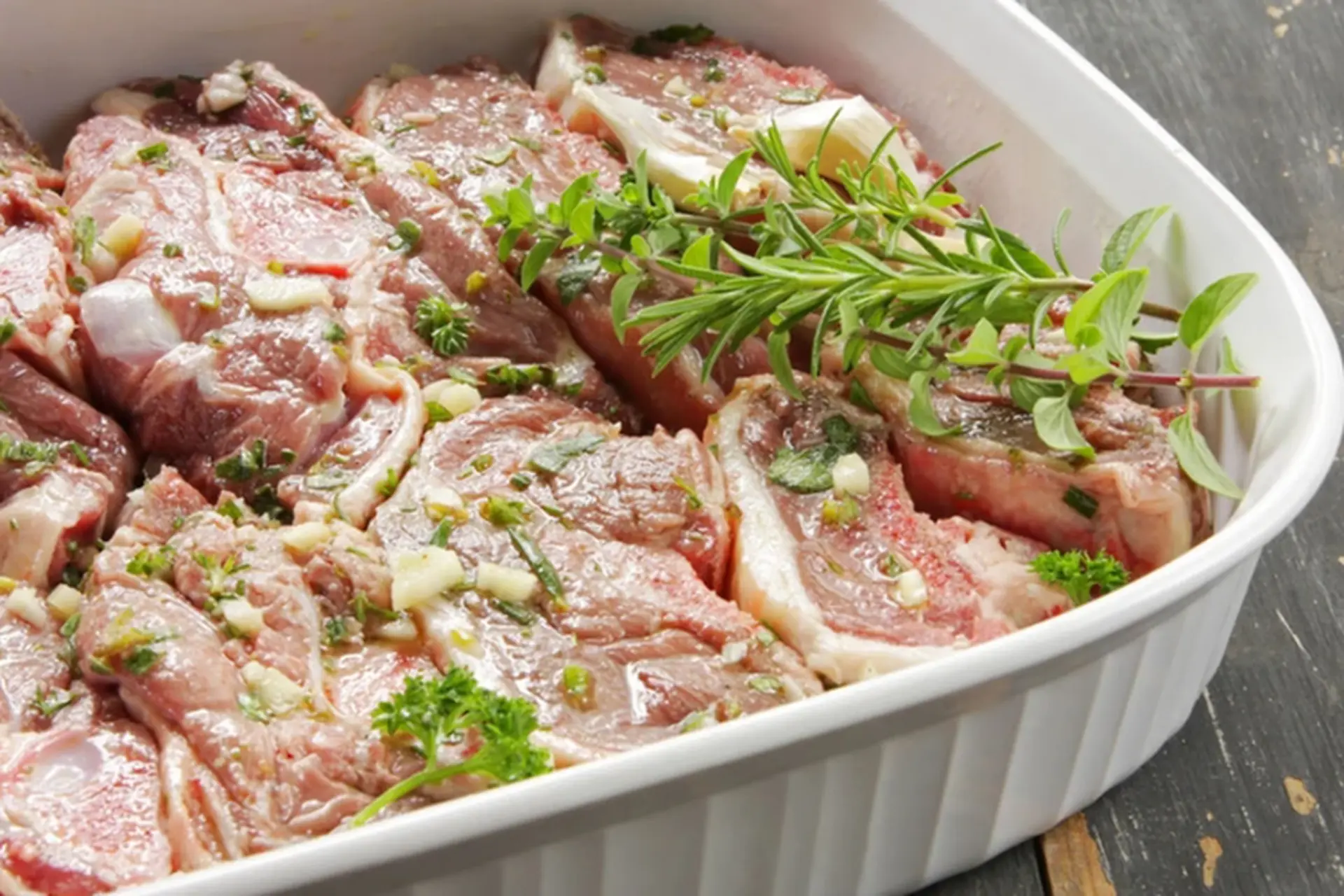 Có nên ướp thịt qua đêm hay không? Ướp thịt qua đêm bao lâu là đủ và an toàn?