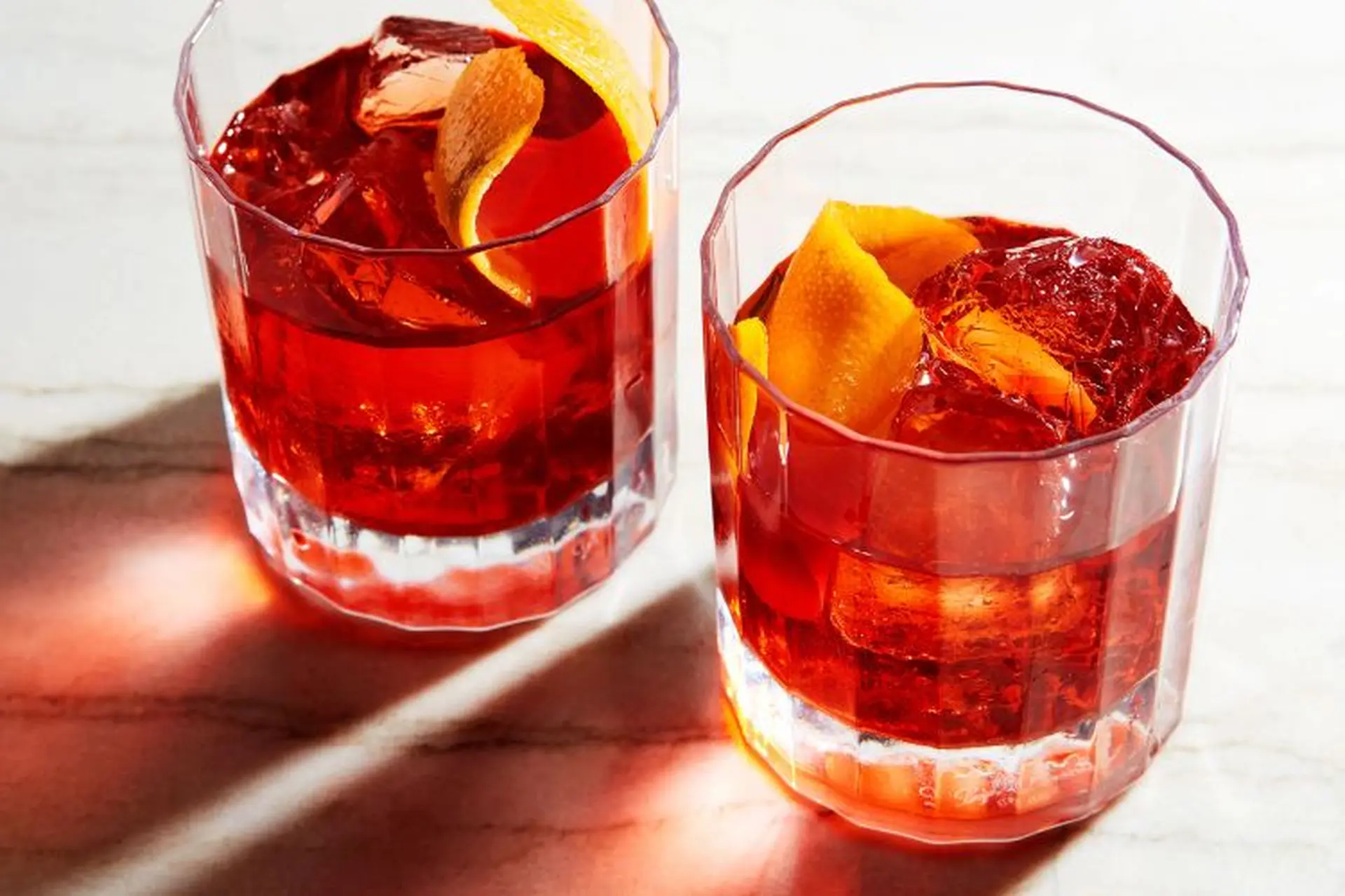 Cocktail Negroni có gì đặc biệt? Tìm hiểu cách pha chế đơn giản món thức uống thú vị này