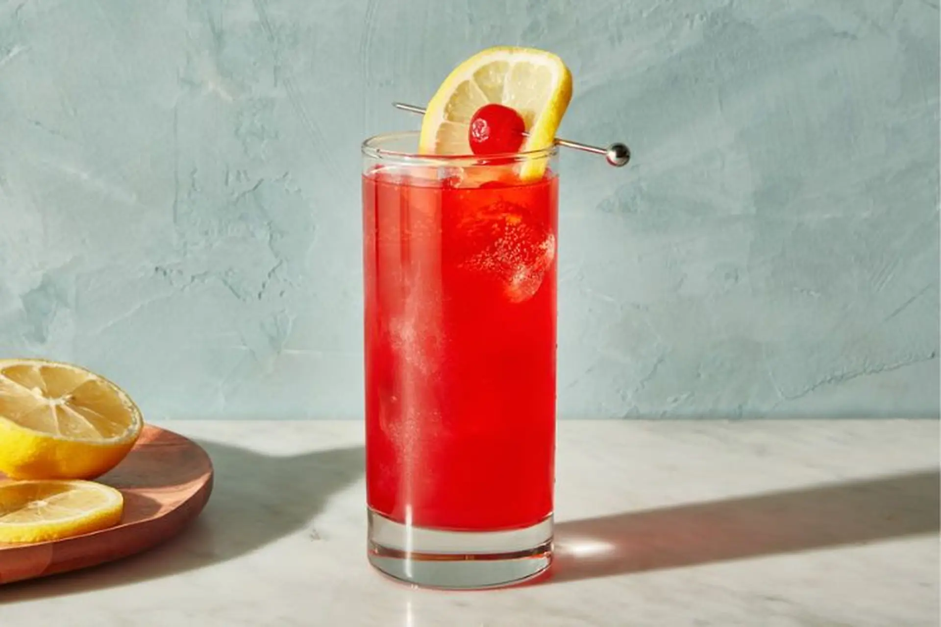 Trổ tài pha chế cocktail Singapore Sling cực kỳ quyến rũ, đảm bảo ghi điểm với đối phương