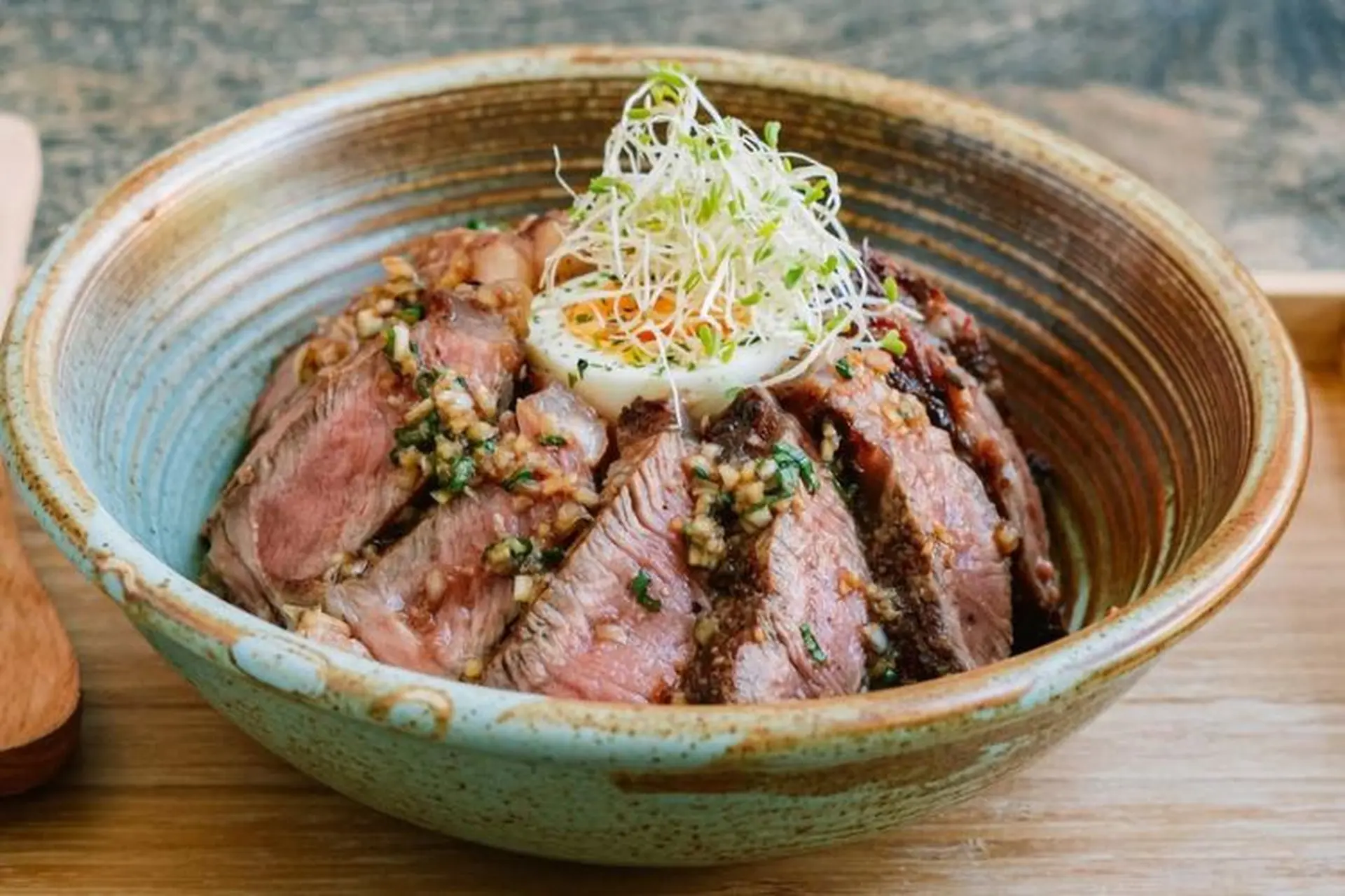 Cách làm cơm bò bít tết kiểu Nhật thơm ngon, đậm đà khiến cả nhà tấm tắc khen ngon