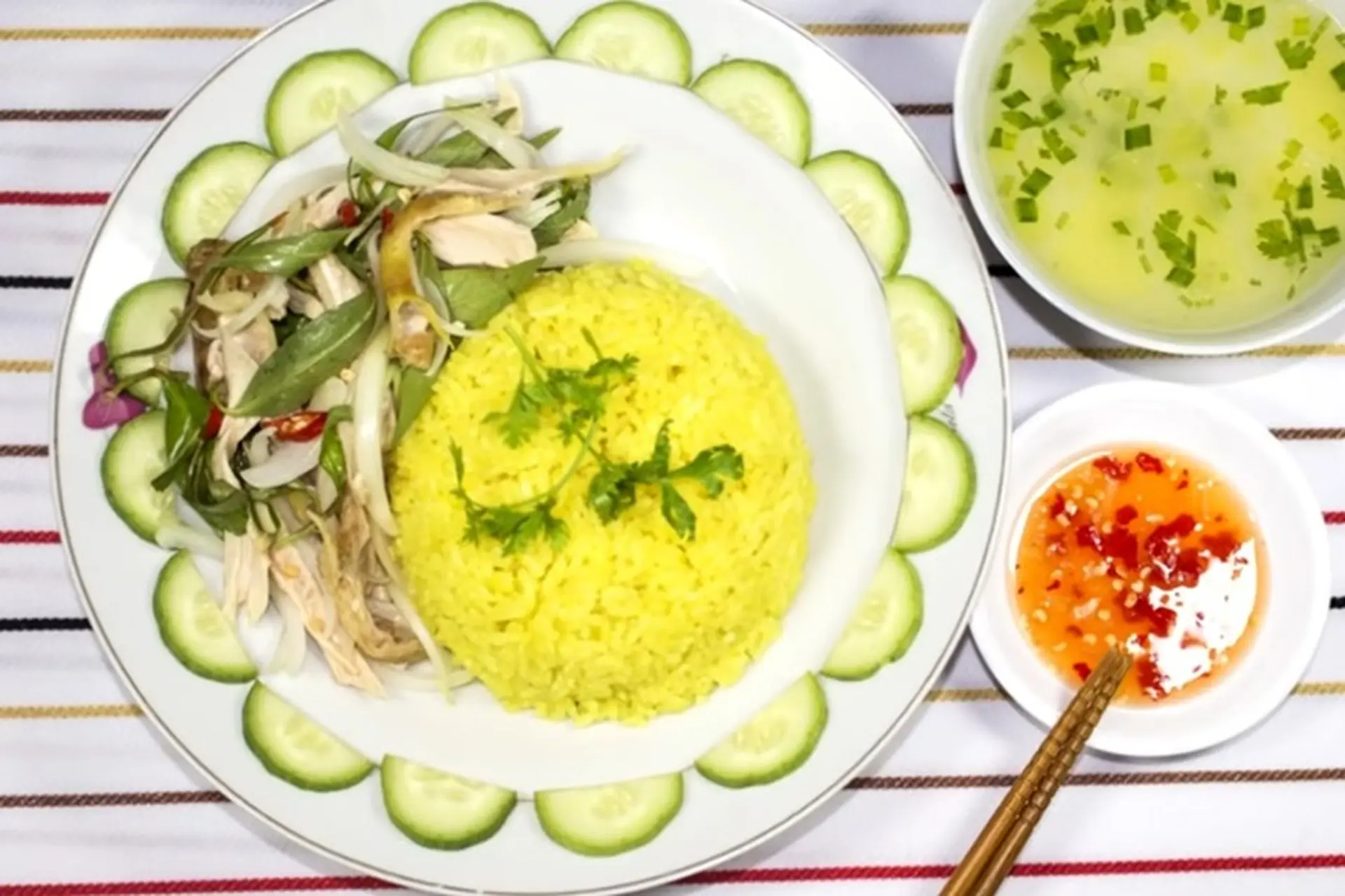 Hướng dẫn cách nấu cơm gà Phú Yên chuẩn vị, hấp dẫn, thơm ngon như người bản xứ