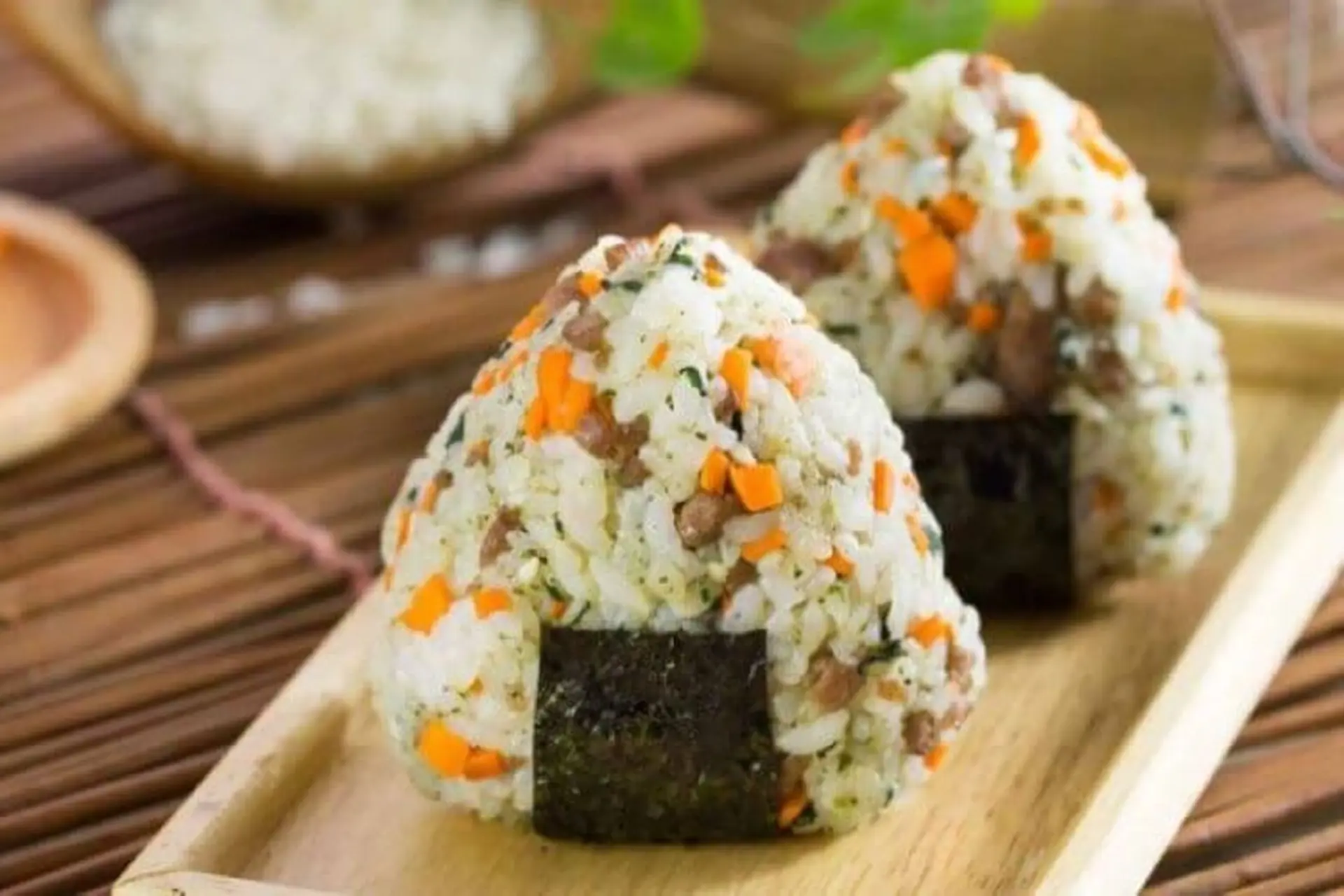 Cơm nắm bao nhiêu calo? Giải mã món ăn đơn giản và lượng năng lượng ẩn sau từng miếng cơm