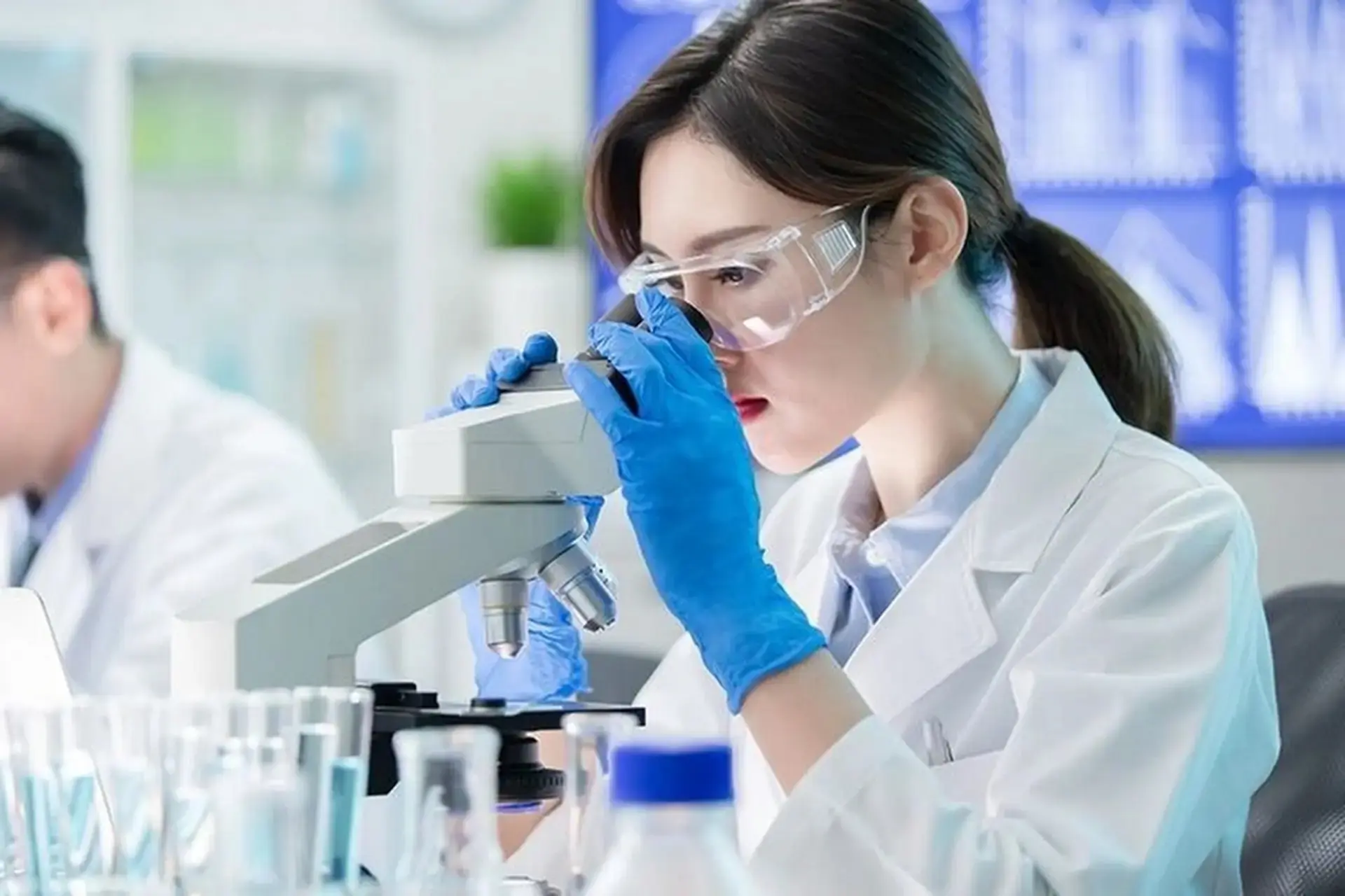 Con gái có nên học công nghệ sinh học? Cơ hội nghề nghiệp, triển vọng tương lai và lời khuyên hữu ích