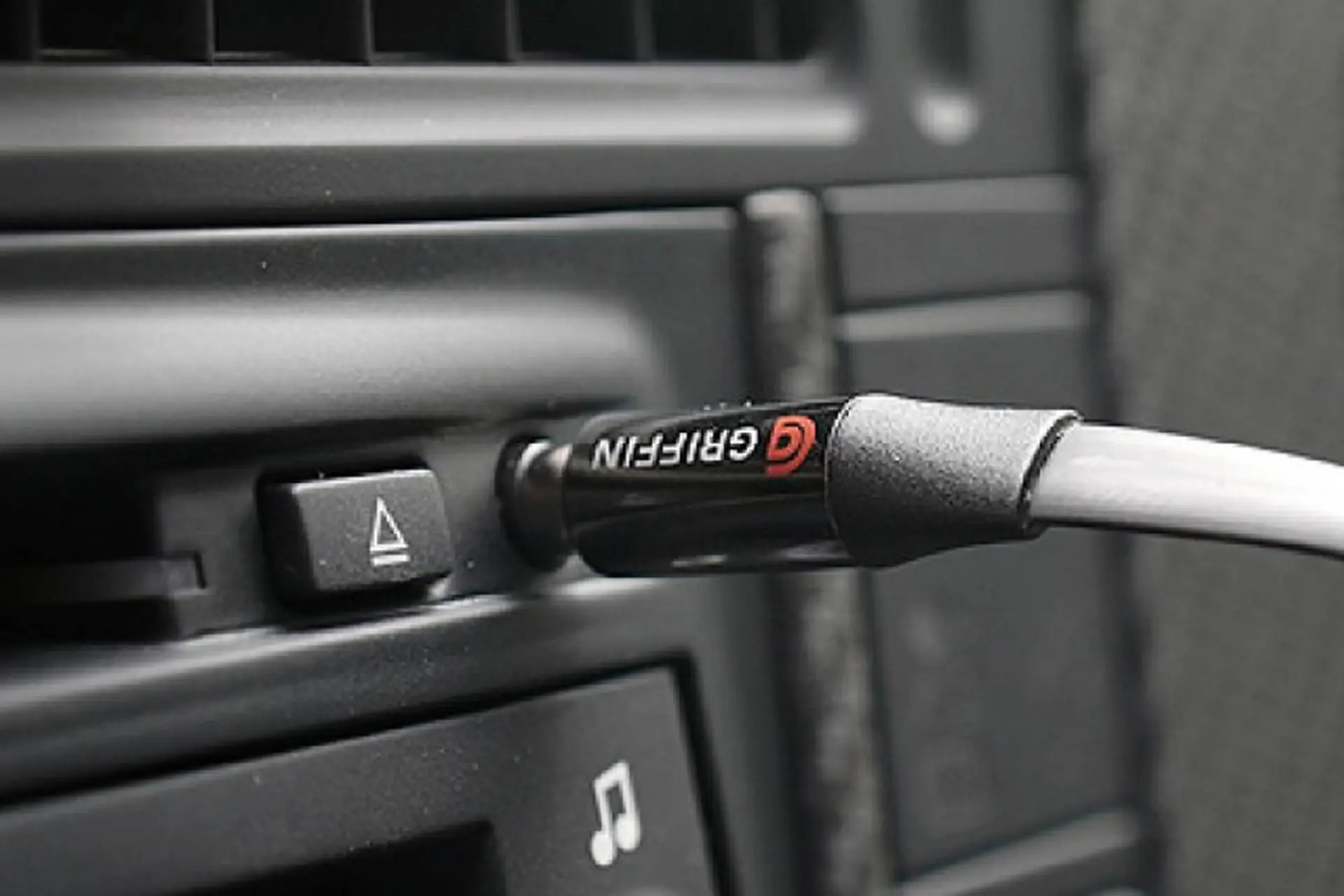 Cổng AUX là gì? Cách dùng và những điều cần biết về cổng AUX trên loa Bluetooth