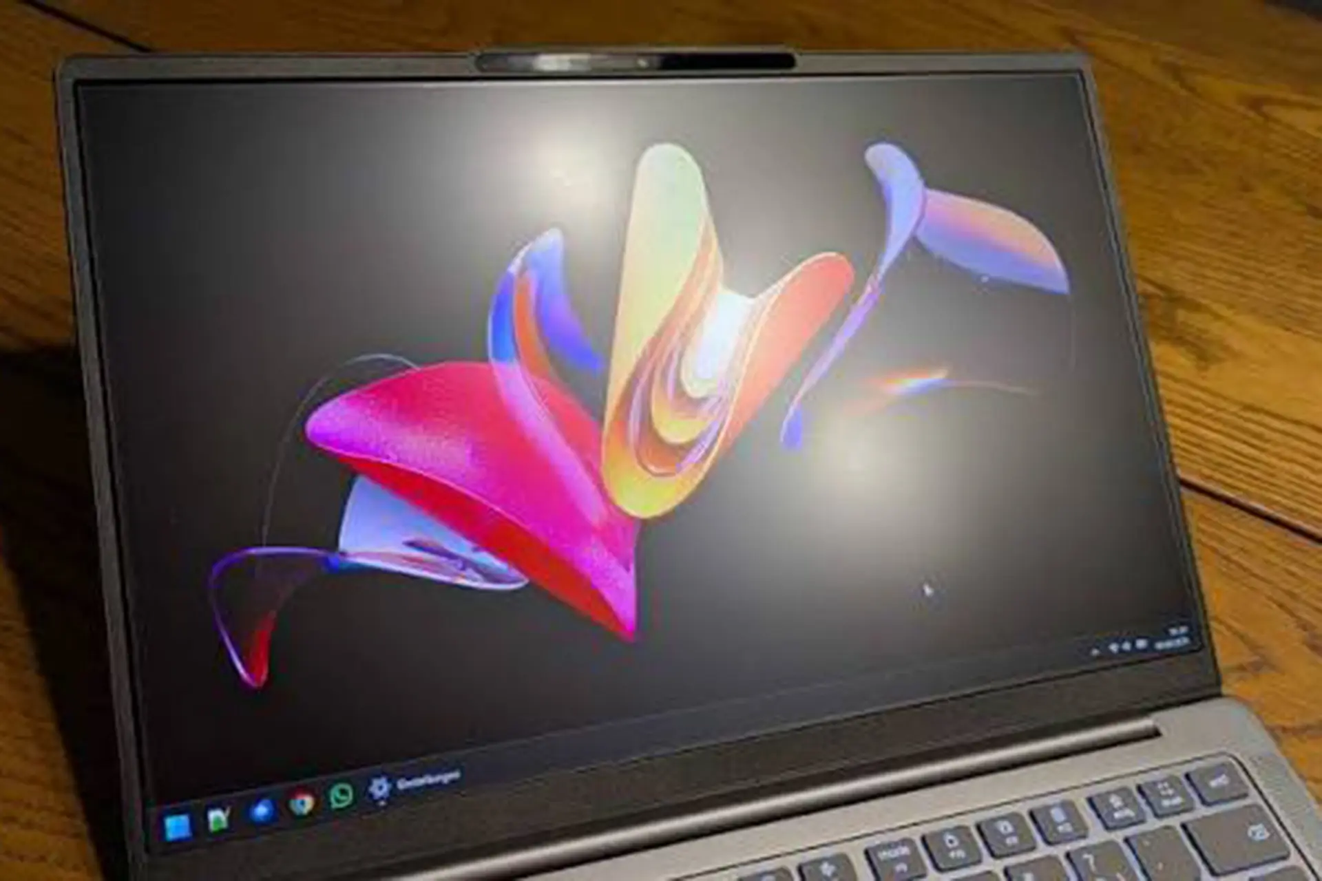 Công nghệ chống chói màn hình: Cơ chế hoạt động và lợi ích thiết thực cho laptop