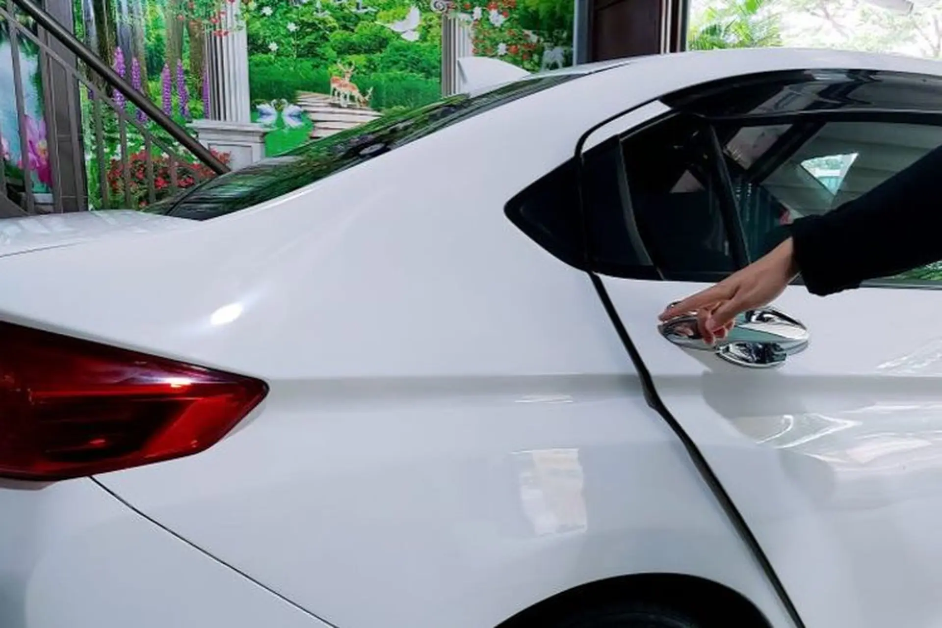 Cửa hít ô tô là gì? Cửa hít ô tô có cấu tạo như thế nào? Ưu điểm và nhược điểm