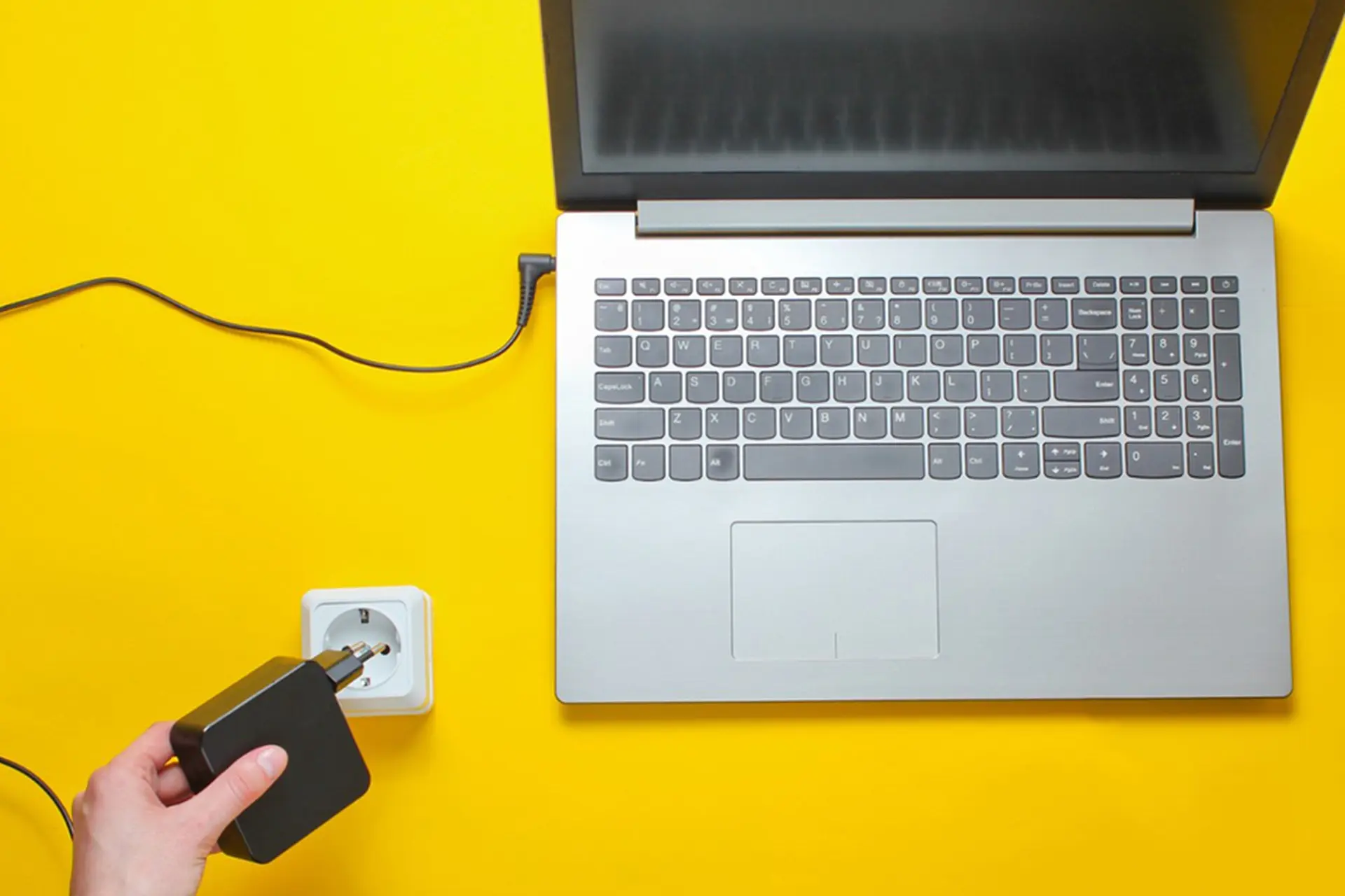 Cục sạc laptop bị nóng có sao không? Cách xử lý an toàn để tránh rủi ro khi sử dụng