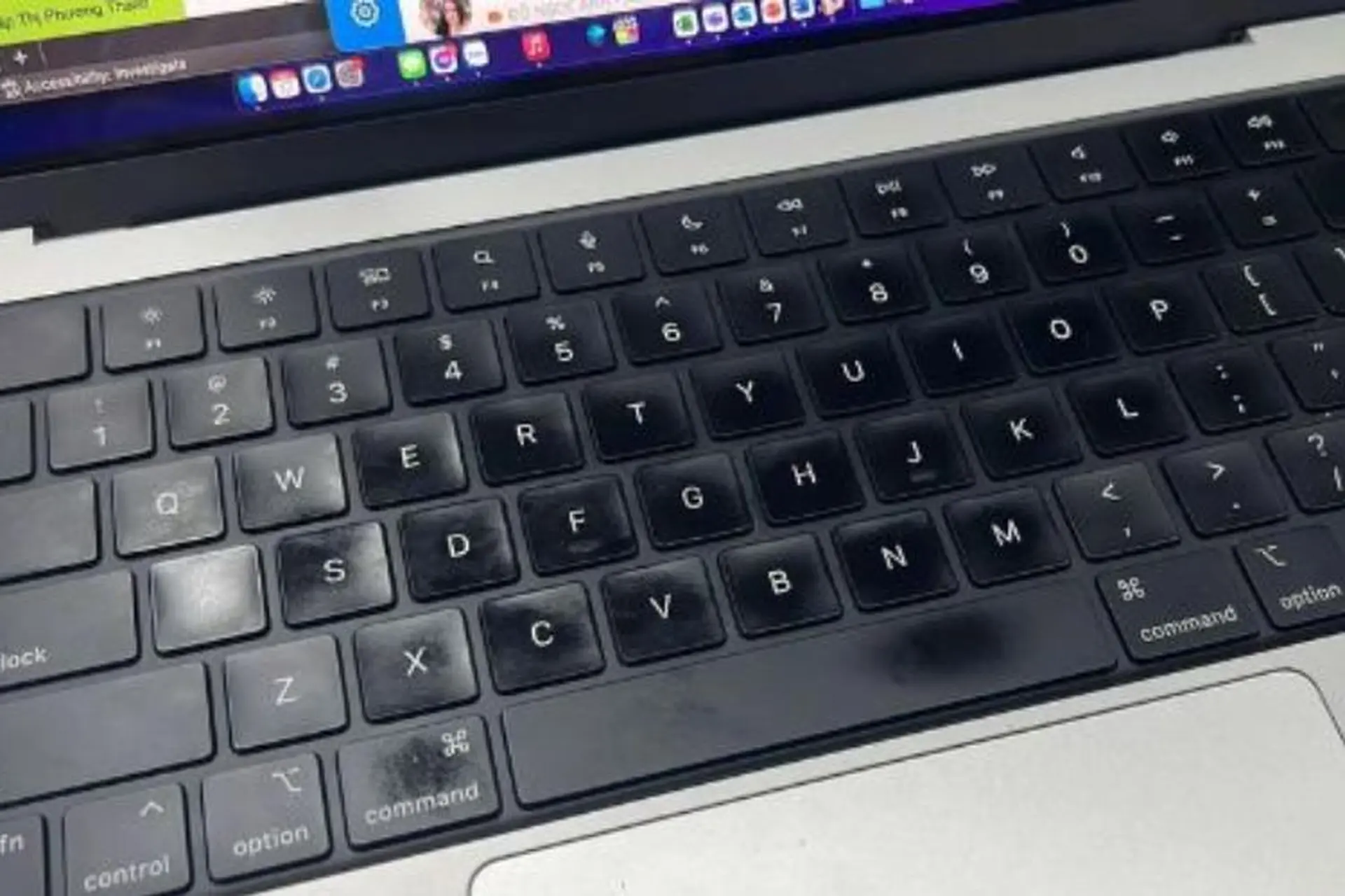 Liệu có nên dán bàn phím MacBook không? Việc này có những ưu điểm và nhược điểm gì?