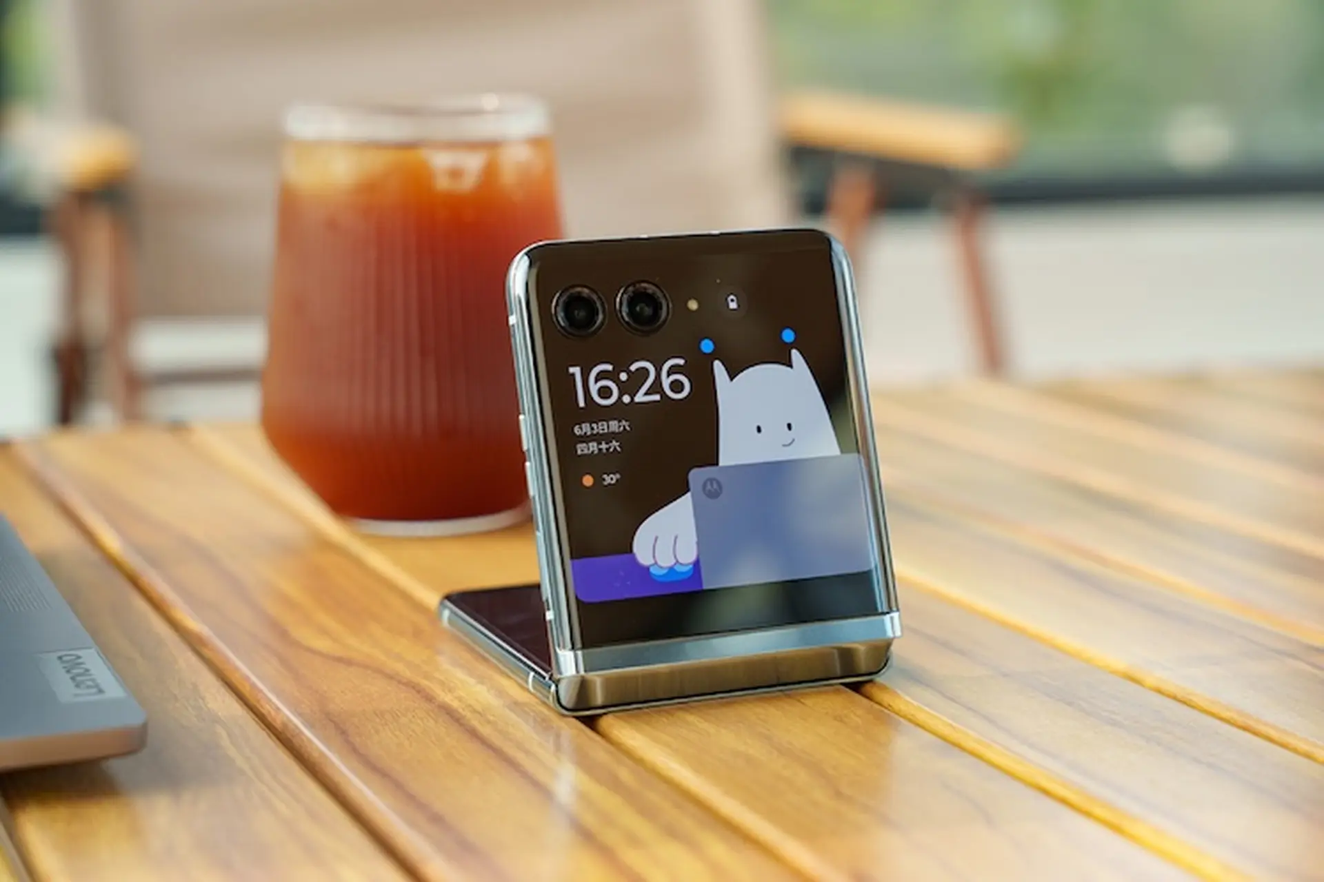 Đánh giá điện thoại Motorola gập: Thiết kế thời trang, màn hình ấn tượng và trải nghiệm khác biệt