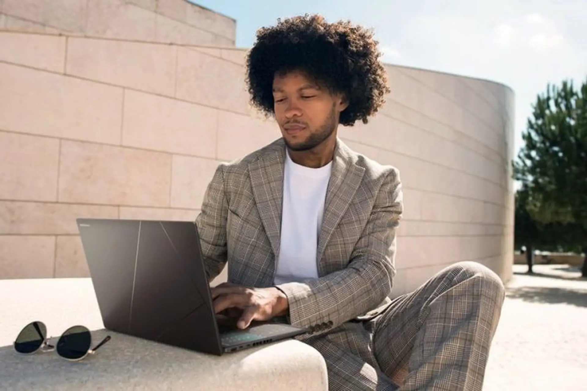 Đánh giá ASUS Zenbook Duo 2024: Laptop hai màn hình OLED độc đáo, hiệu năng mạnh mẽ