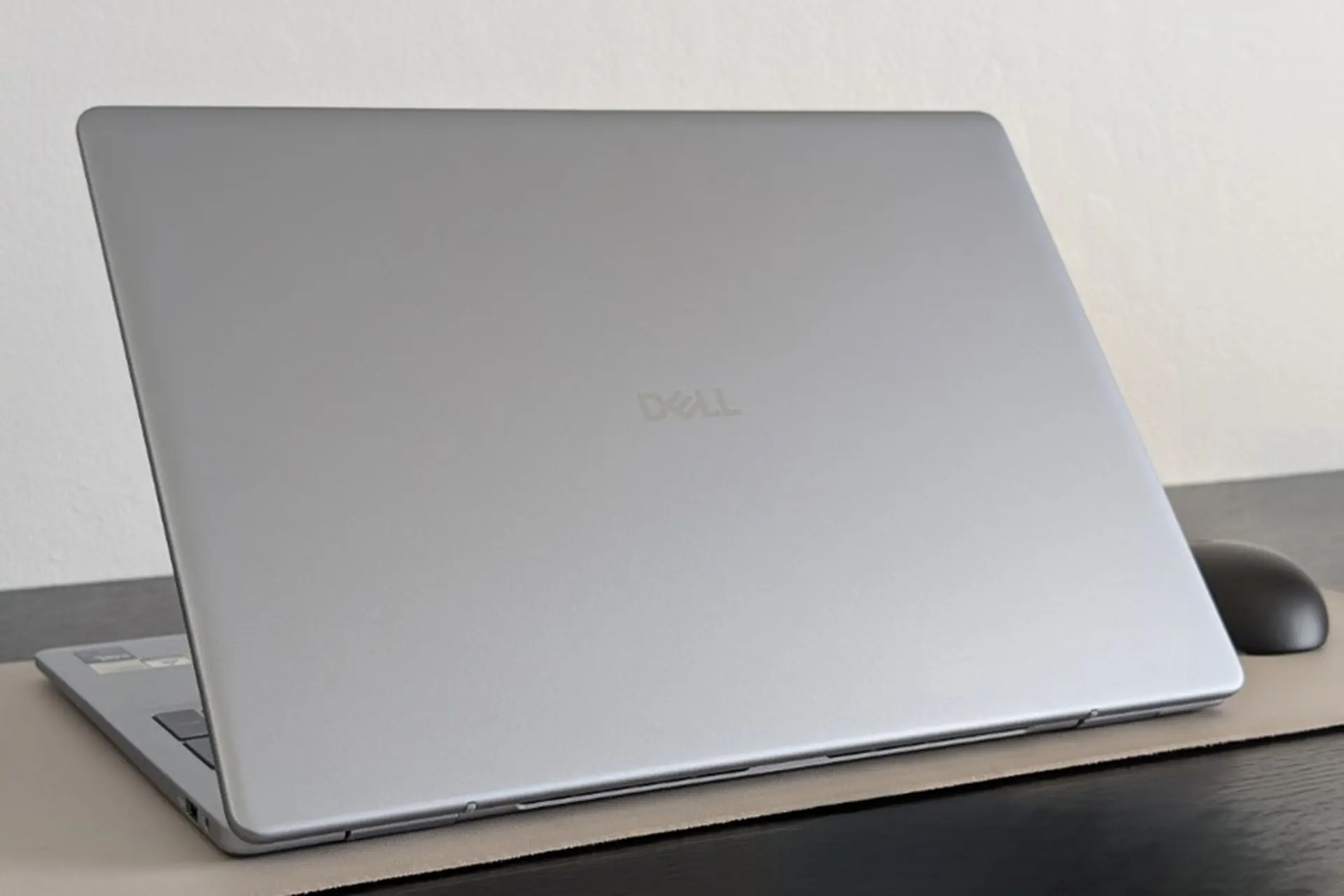 Đánh giá Dell 16 Plus DB16250 X65NW7: Mẫu laptop AI đắc lực với màn hình rộng mở và màu Ice Blue thanh lịch