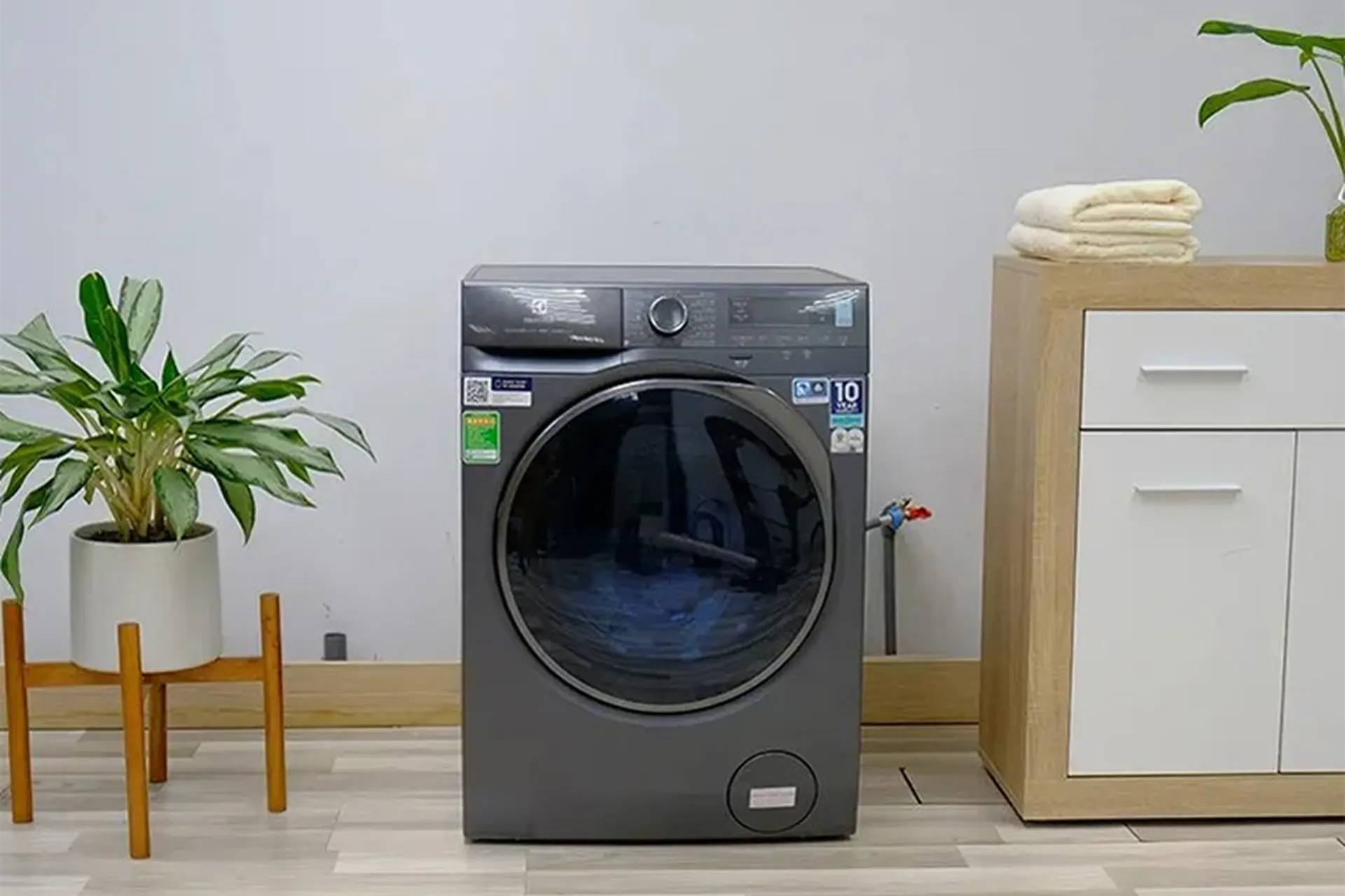 Đánh giá máy giặt EWF1141R9SB chi tiết: 15 chế độ giặt, tiết kiệm điện, vận hành êm ái