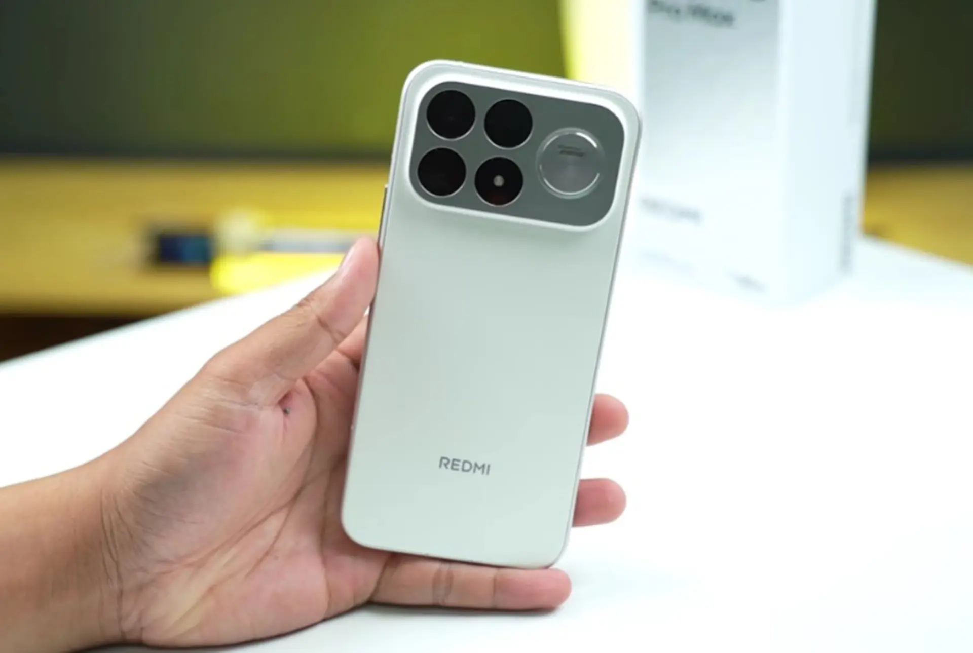 Đánh giá Redmi K100 Pro Max: Màn hình 185 Hz, loa Bose 2.1 và pin 9.070 mAh
