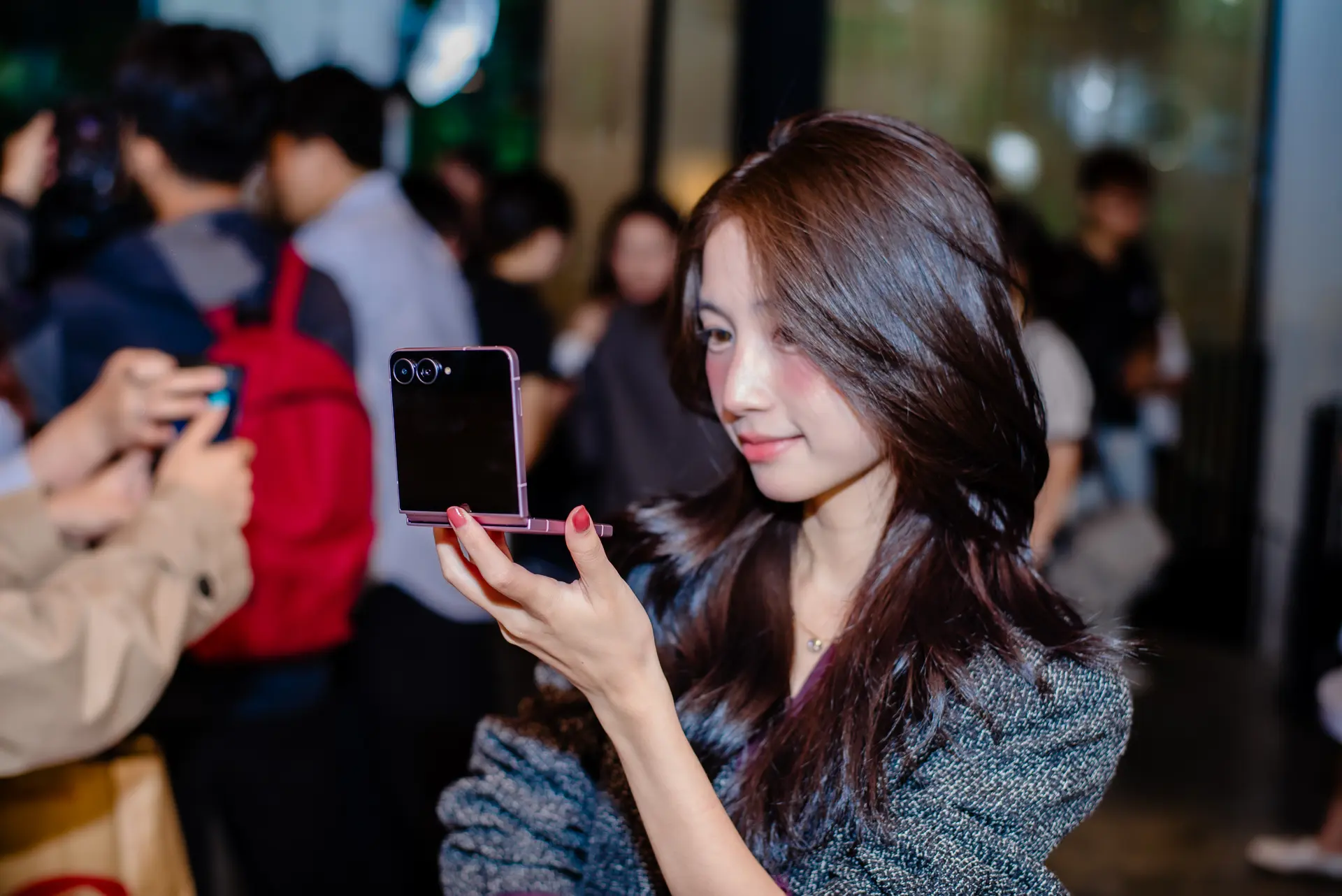 Đánh giá Samsung Galaxy Z Flip 8: Siêu phẩm gập mỏng nhẹ với nhiều nâng cấp đáng giá