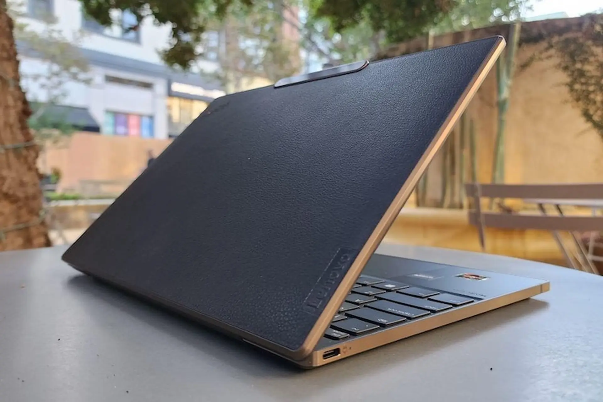 Đánh giá ThinkPad Z13: Thiết kế cao cấp, màn hình OLED 2.8K và hiệu năng AMD Ryzen PRO