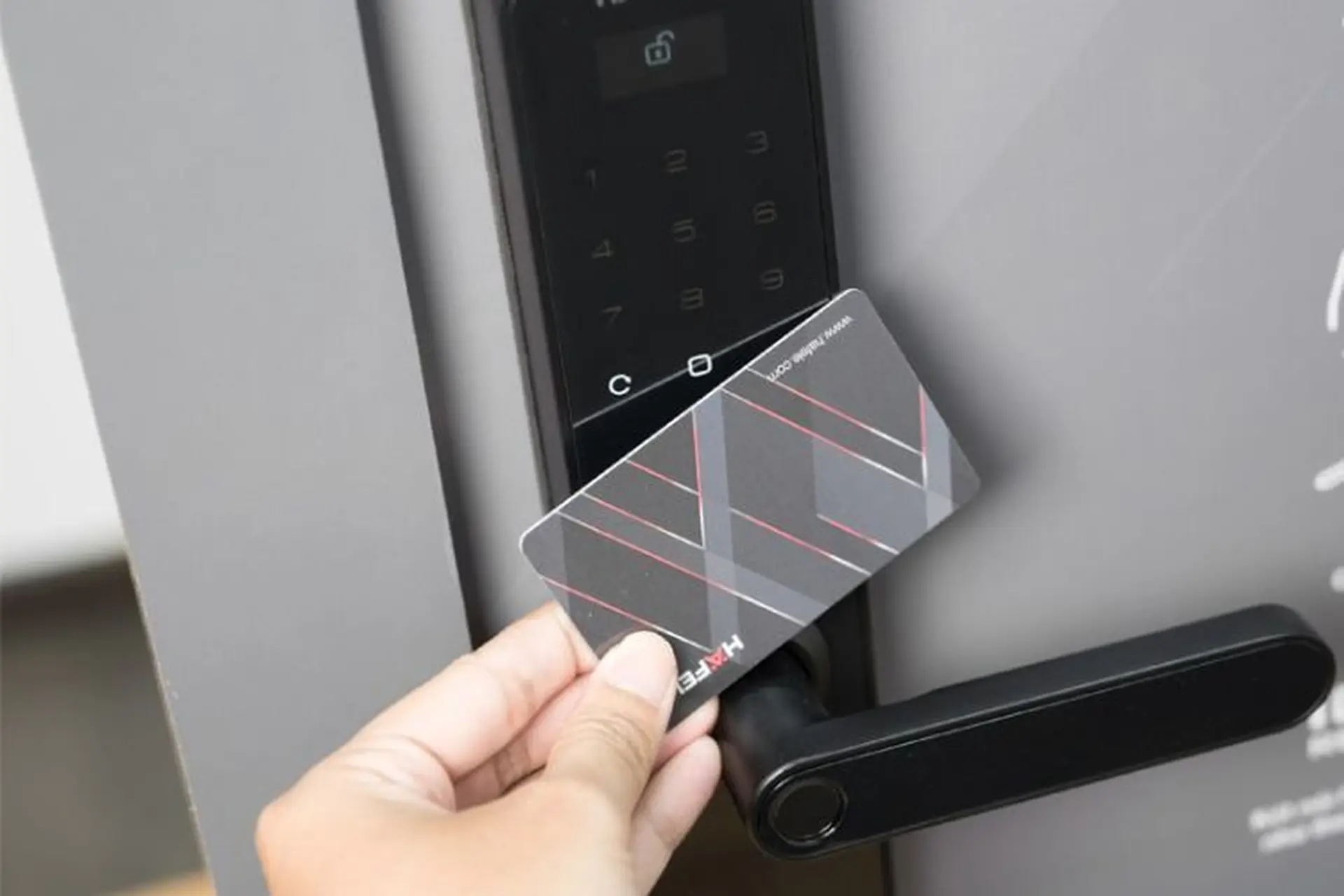 Đâu là những dấu hiệu khóa cửa điện tử hết pin? Mẹo dùng để kéo dài tuổi thọ pin