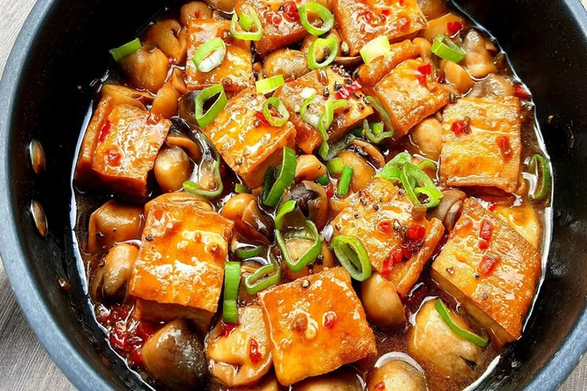 Hướng dẫn cách làm đậu hũ kho nấm rơm, cà chua thơm ngon đậm đà – Món chay dễ làm cho bữa cơm gia đình