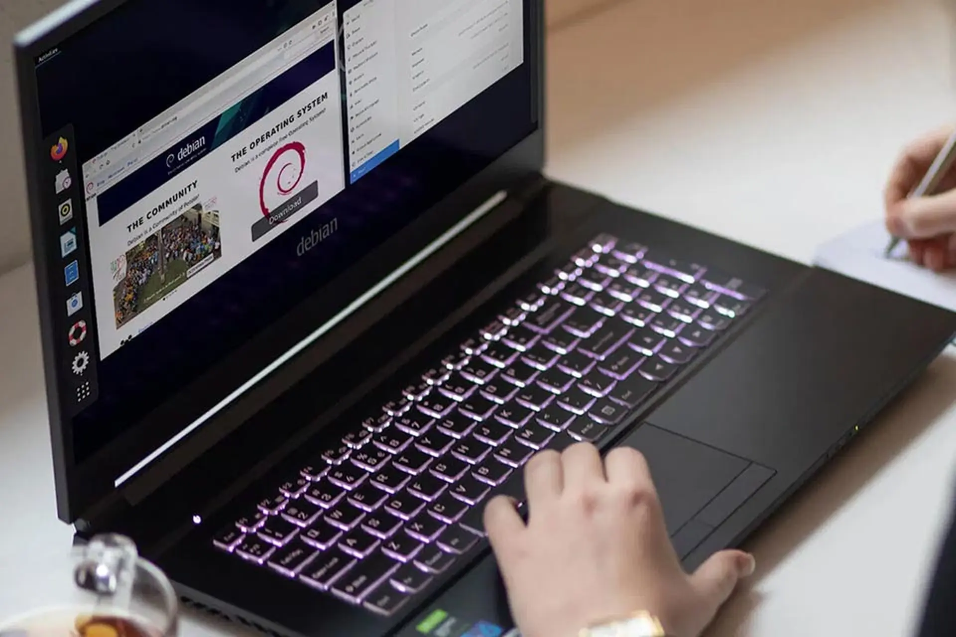 Tại sao nên sử dụng Debian? Những ưu điểm vượt trội của hệ điều hành mã nguồn mở này