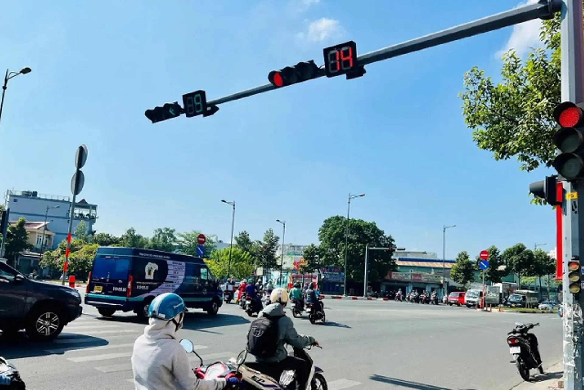 Đèn đỏ có được quay đầu không? Thắc mắc thường gặp về luật giao thông mà người lái xe nên biết