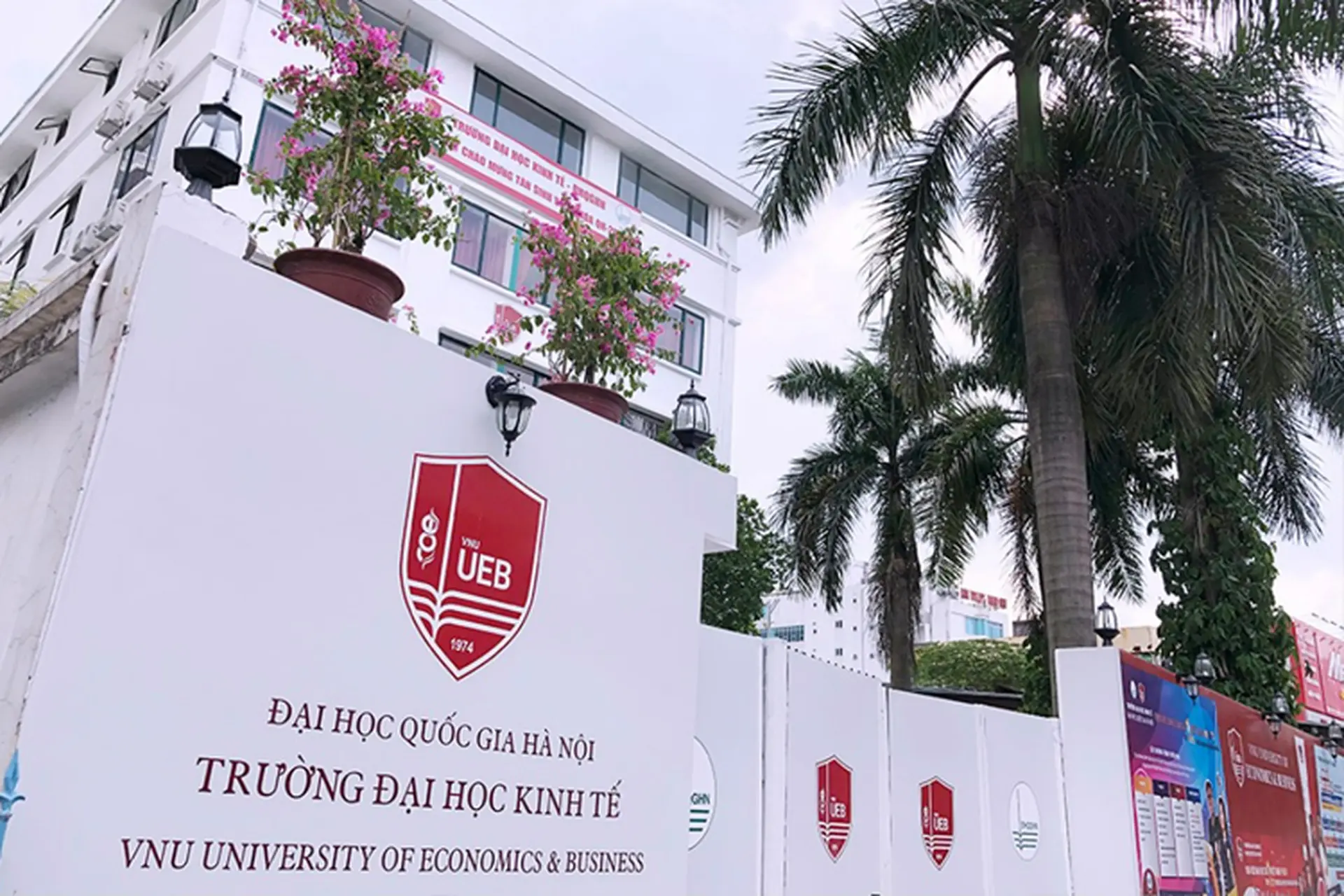 Điểm chuẩn UEB có cao không? Cách chọn nguyện vọng thông minh mà thí sinh nên biết