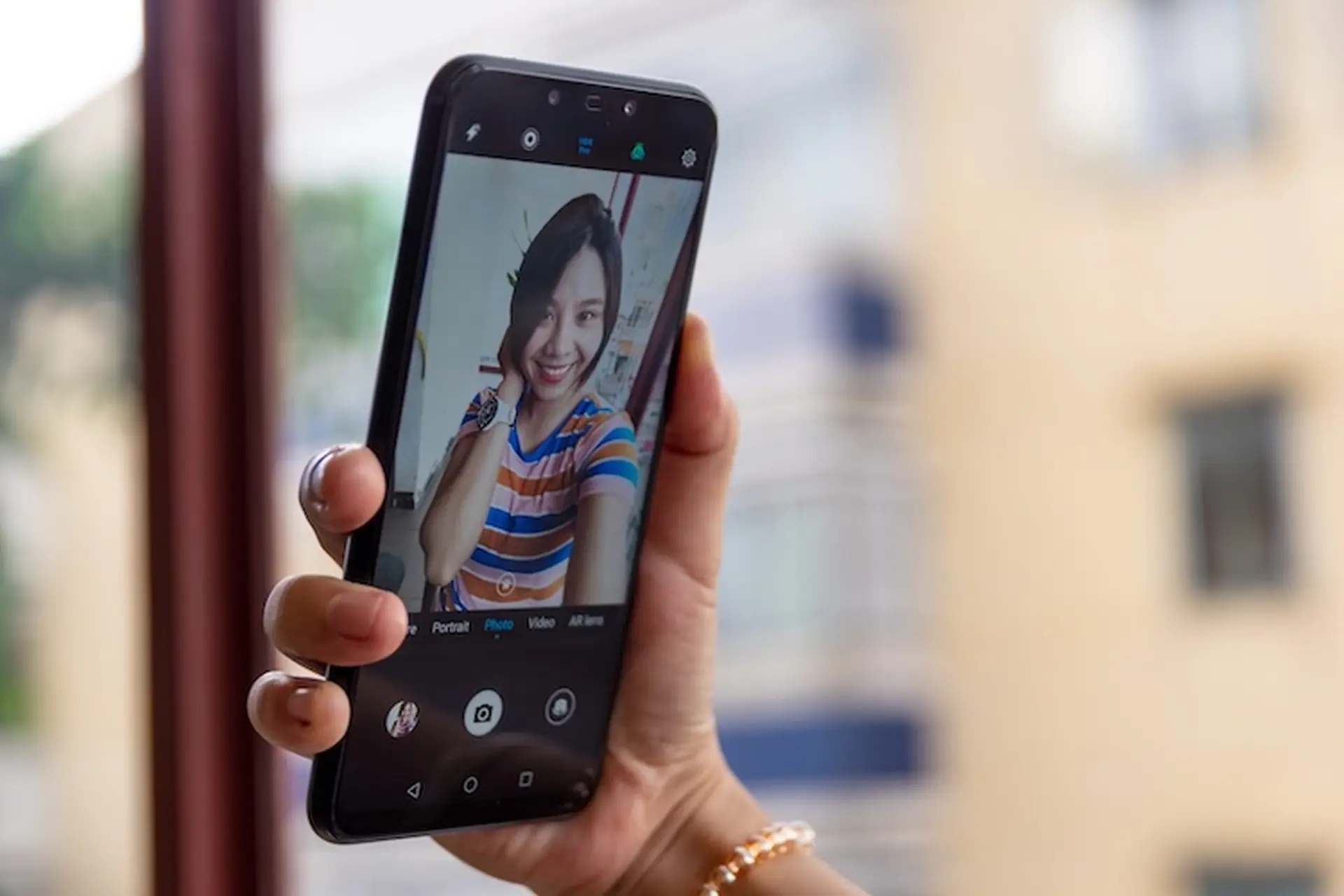 Điện thoại Android selfie đẹp: Bí quyết chọn và trải nghiệm camera tự sướng xuất sắc