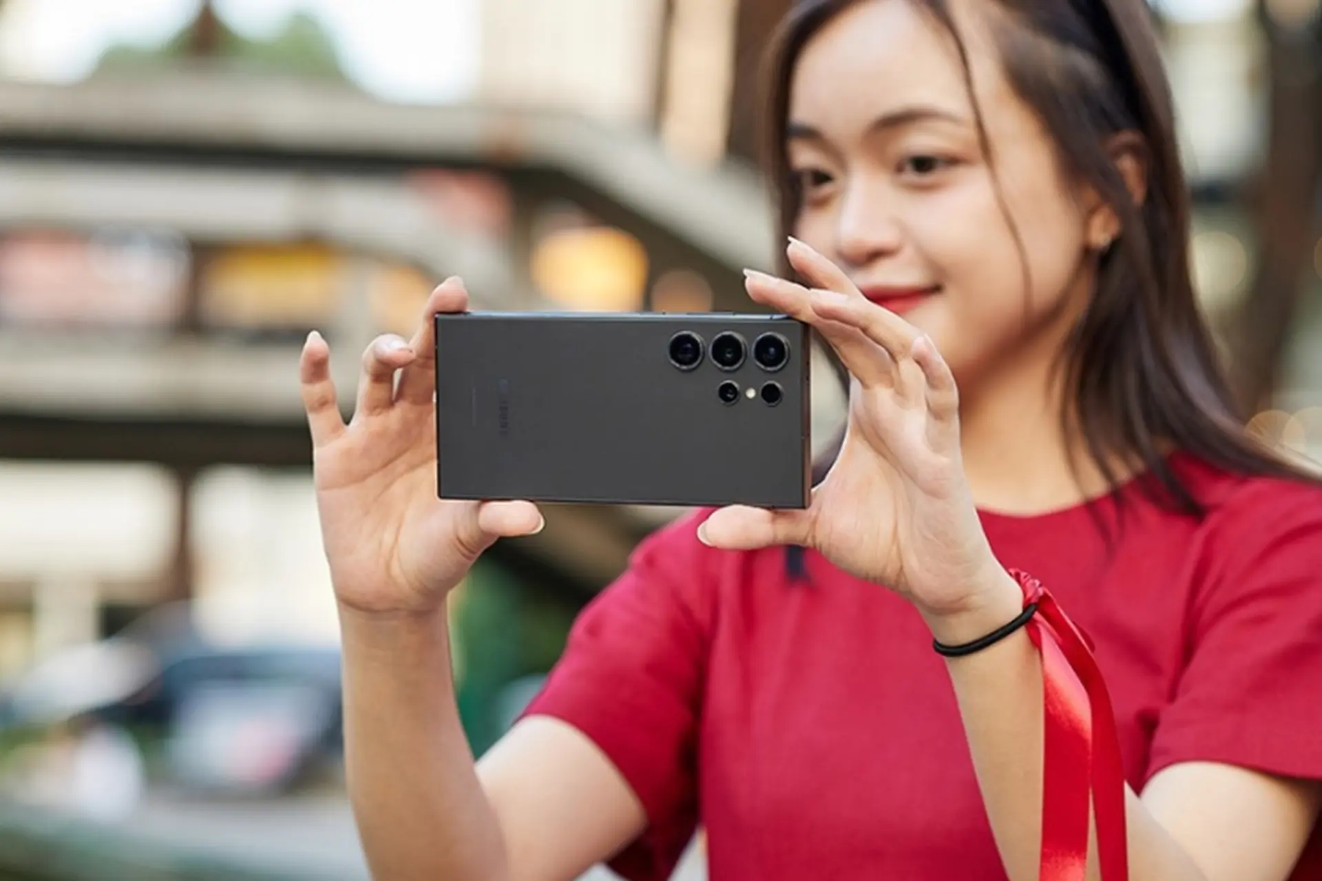 Bật mí 7 điện thoại chụp ảnh đẹp Tết Âm lịch 2025: Cụm camera "xịn sò", cho ảnh Tết lung linh