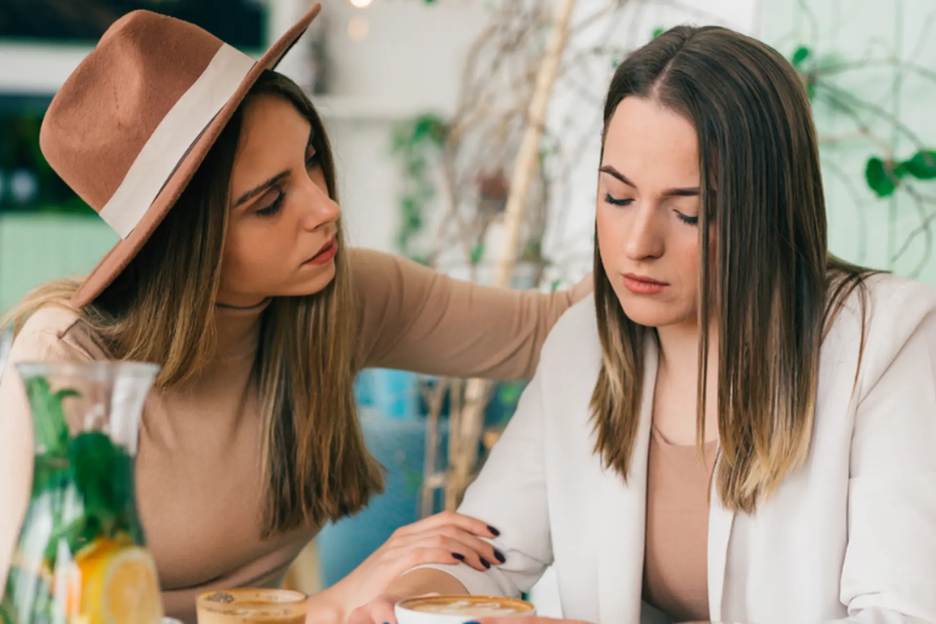 Đồng cảm là gì? Hiểu đúng về sự thấu cảm để xây dựng kỹ năng giao tiếp tinh tế và chân thành