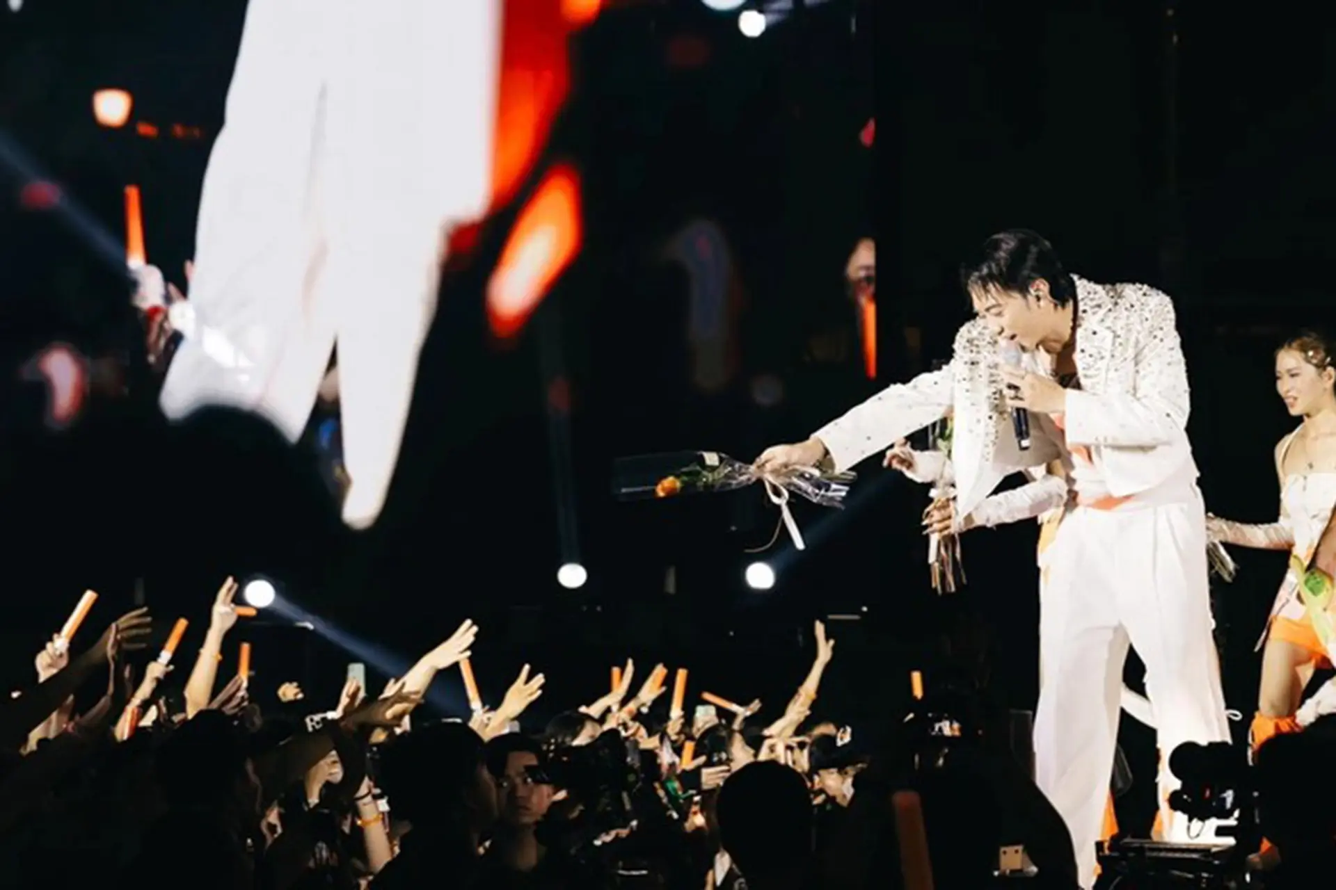 Đu idol là gì? Giải mã trào lưu hâm mộ thần tượng và văn hóa fandom hiện nay