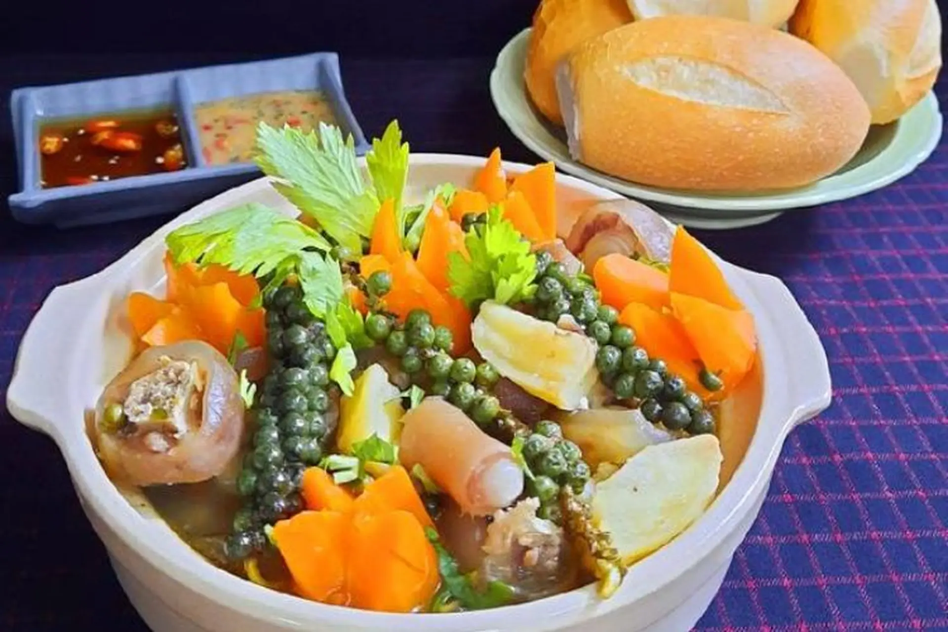 Học cách làm đuôi bò hầm tiêu xanh nóng hổi thơm ngon đổi vị bữa cơm gia đình
