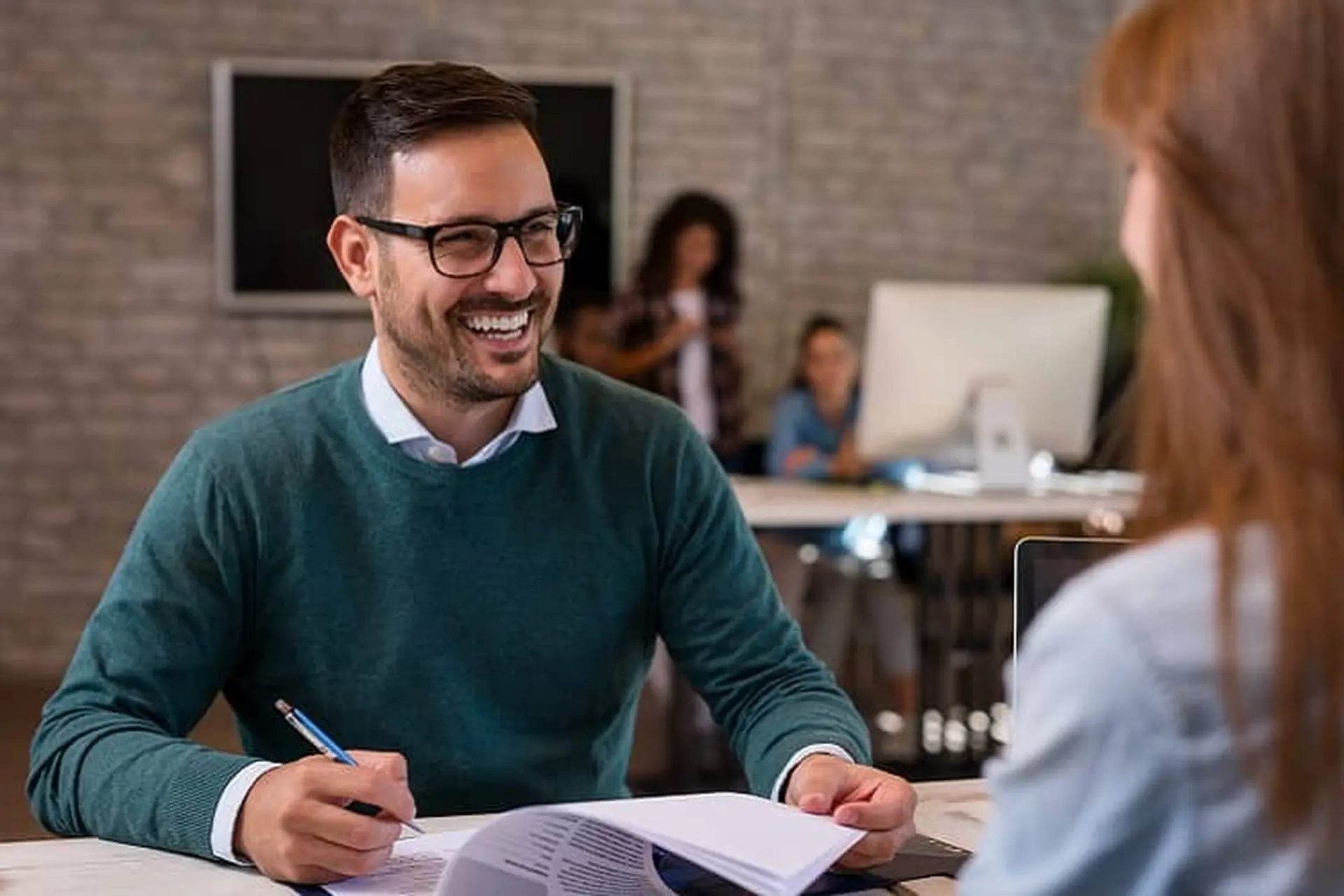 Tìm hiểu expat là gì: Sự khác biệt, vai trò, lợi ích và thách thức của cộng đồng lao động quốc tế tại Việt Nam