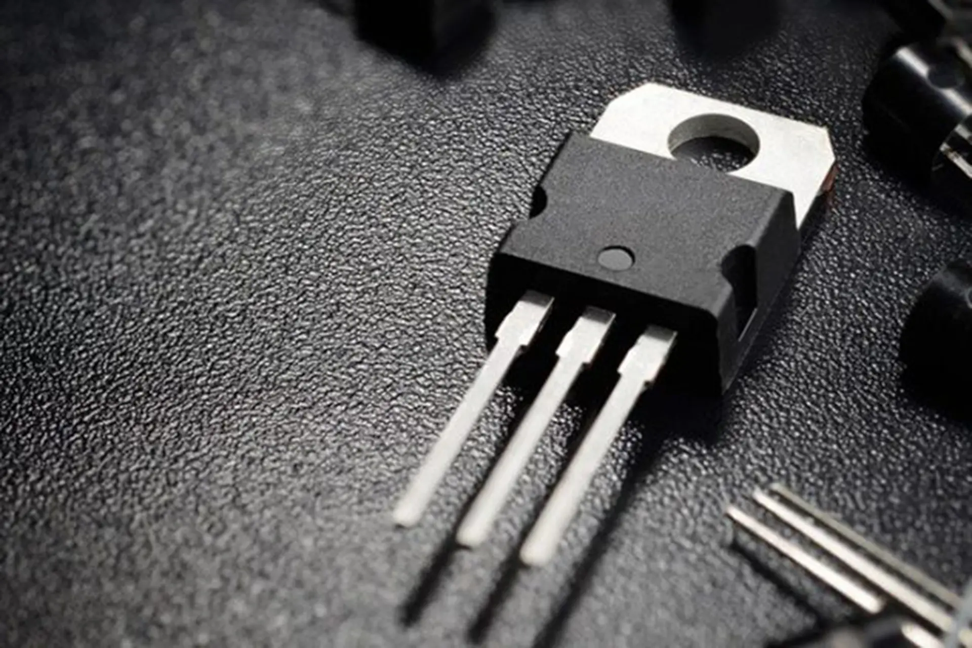 FET là gì? MOSFET là gì? Cấu tạo, nguyên lý hoạt động và ứng dụng trong mạch điện tử hiện nay