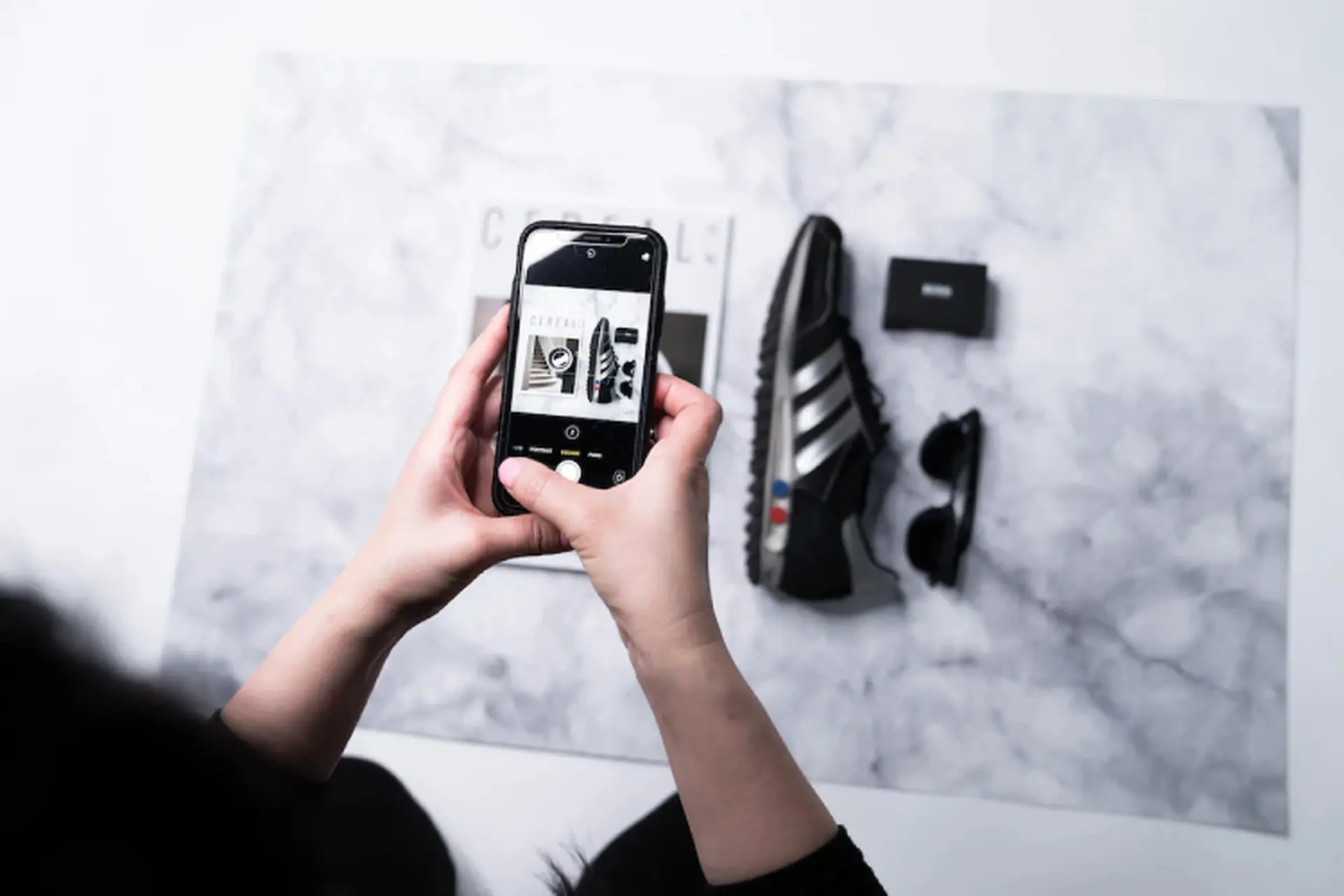Flatlay là gì? Khám phá nghệ thuật bố cục phẳng tạo nên những bức ảnh triệu like