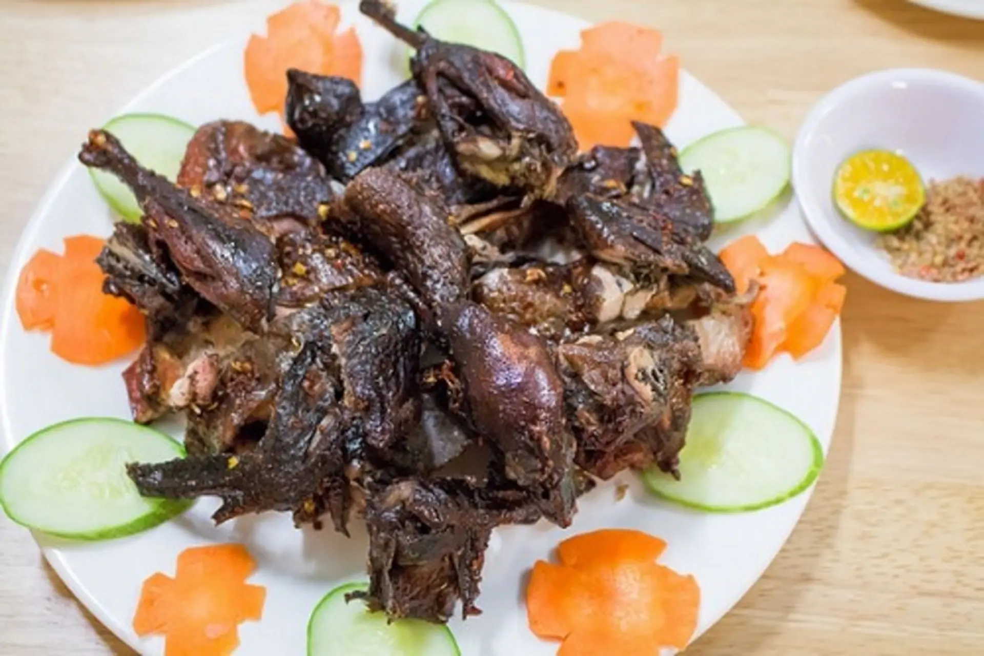 Lưu ngay công thức gà ác nướng muối ớt cay nồng, đầy bổ dưỡng cực dễ làm tại nhà