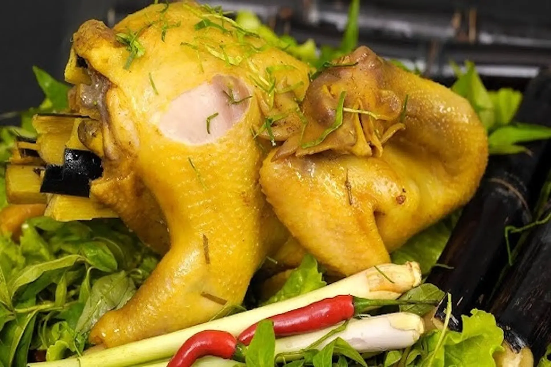 Cách làm gà hấp sả với hương thơm quyến rũ đánh thức vị giác trong từng miếng thịt mềm ngọt