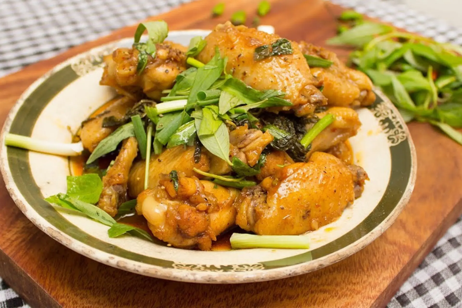 Hướng dẫn cách làm gà kho rau răm thơm ngon, đậm vị, cả nhà ai cũng thích mê