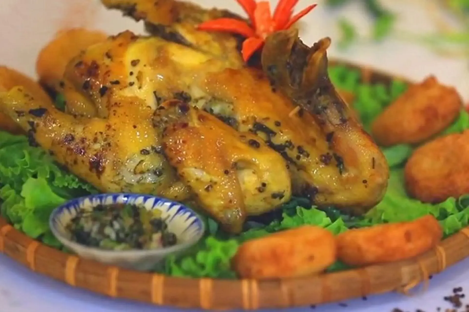 Cách làm gà nướng Tây Bắc chấm chẩm chéo, mang hương vị núi rừng vào căn bếp nhỏ