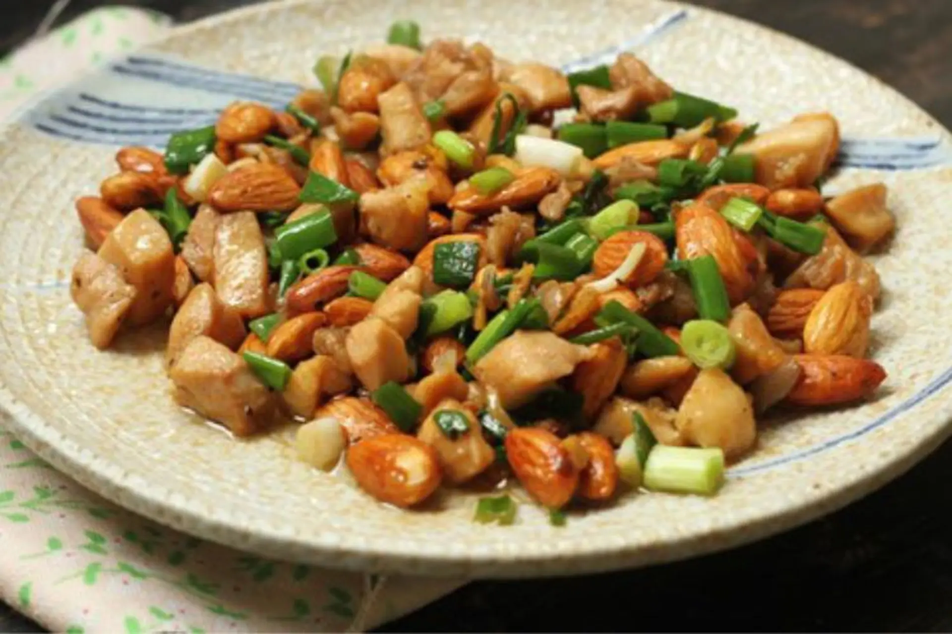 Trổ tài làm món gà xào hạnh nhân thơm ngon, bổ dưỡng cho bữa cơm gia đình thêm ấn tượng