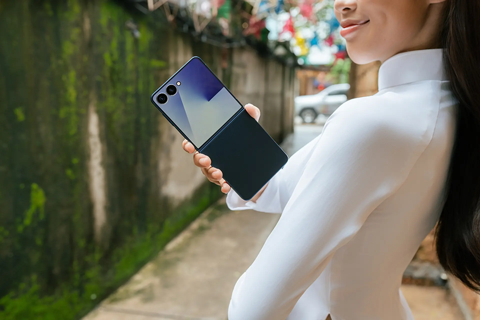 Gập mở khoảnh khắc mùa Trung Thu cùng Galaxy Z Flip7: Dù xuống phố hay ở nhà đều rất “chill”