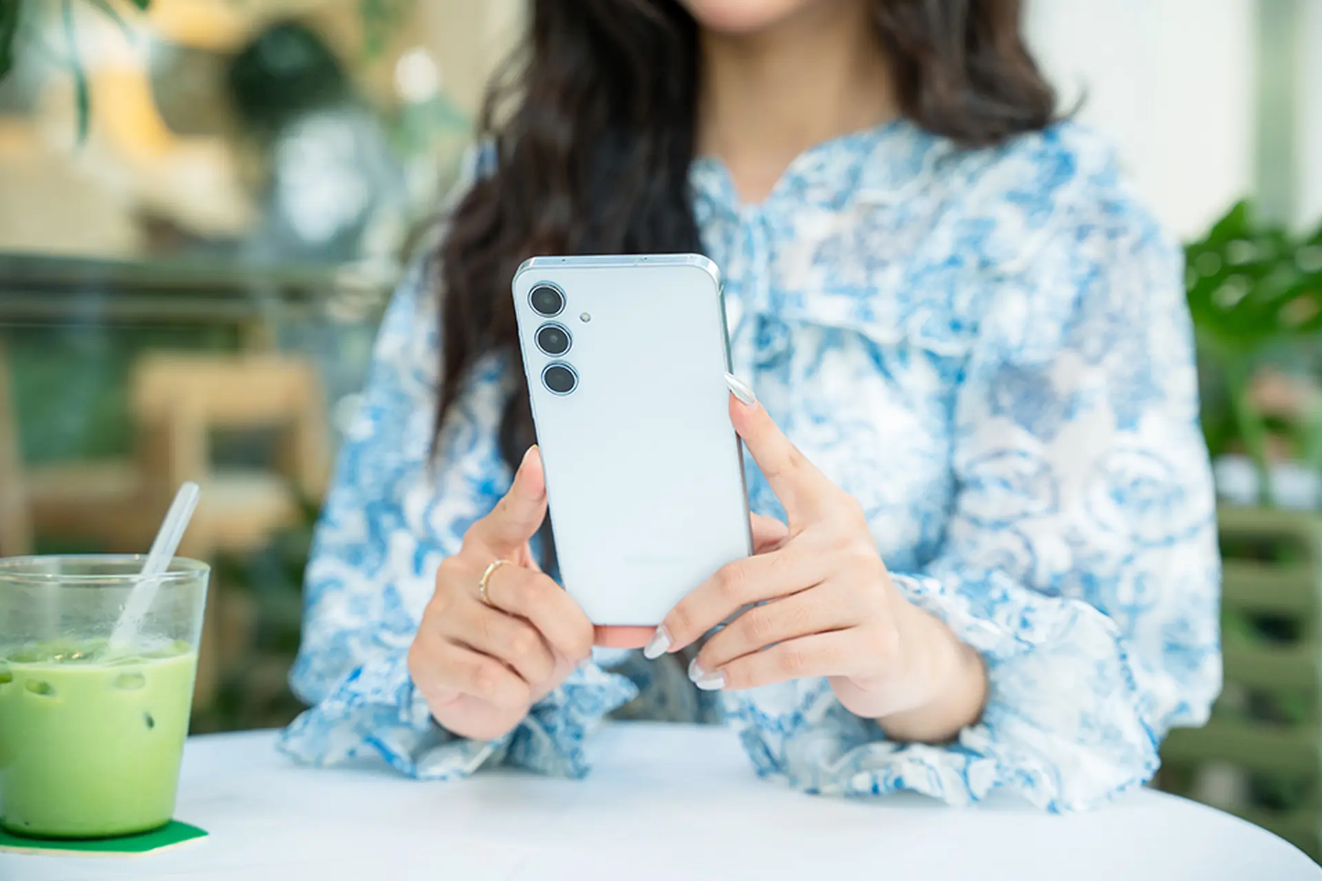 GenZ vi vu quán xá cùng Galaxy A55 5G: Chụp ảnh nét căng, tìm thông tin trong chớp mắt