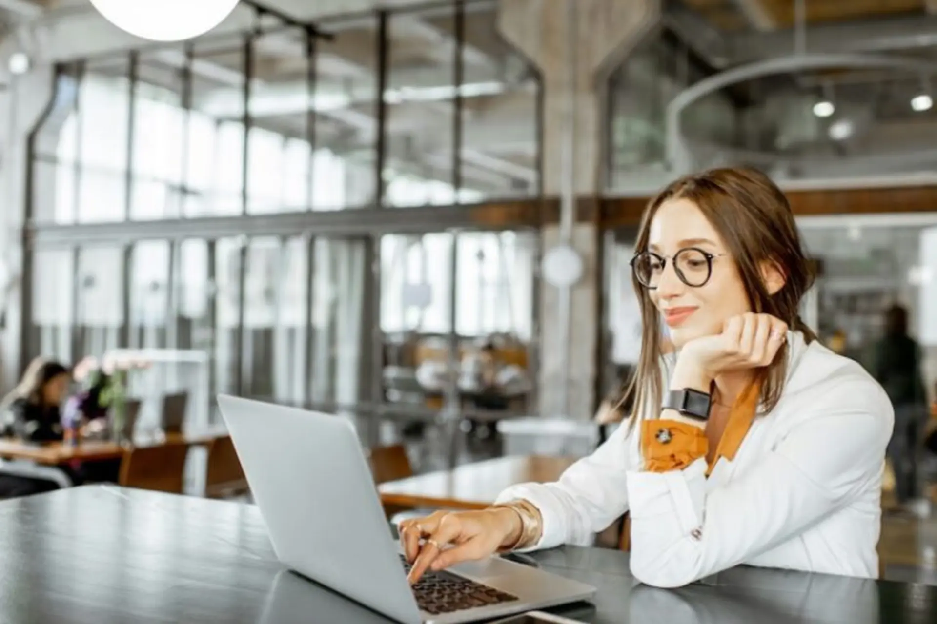 Ghost promotion là gì? Làm gì khi chức danh tăng nhưng thu nhập vẫn giữ nguyên?