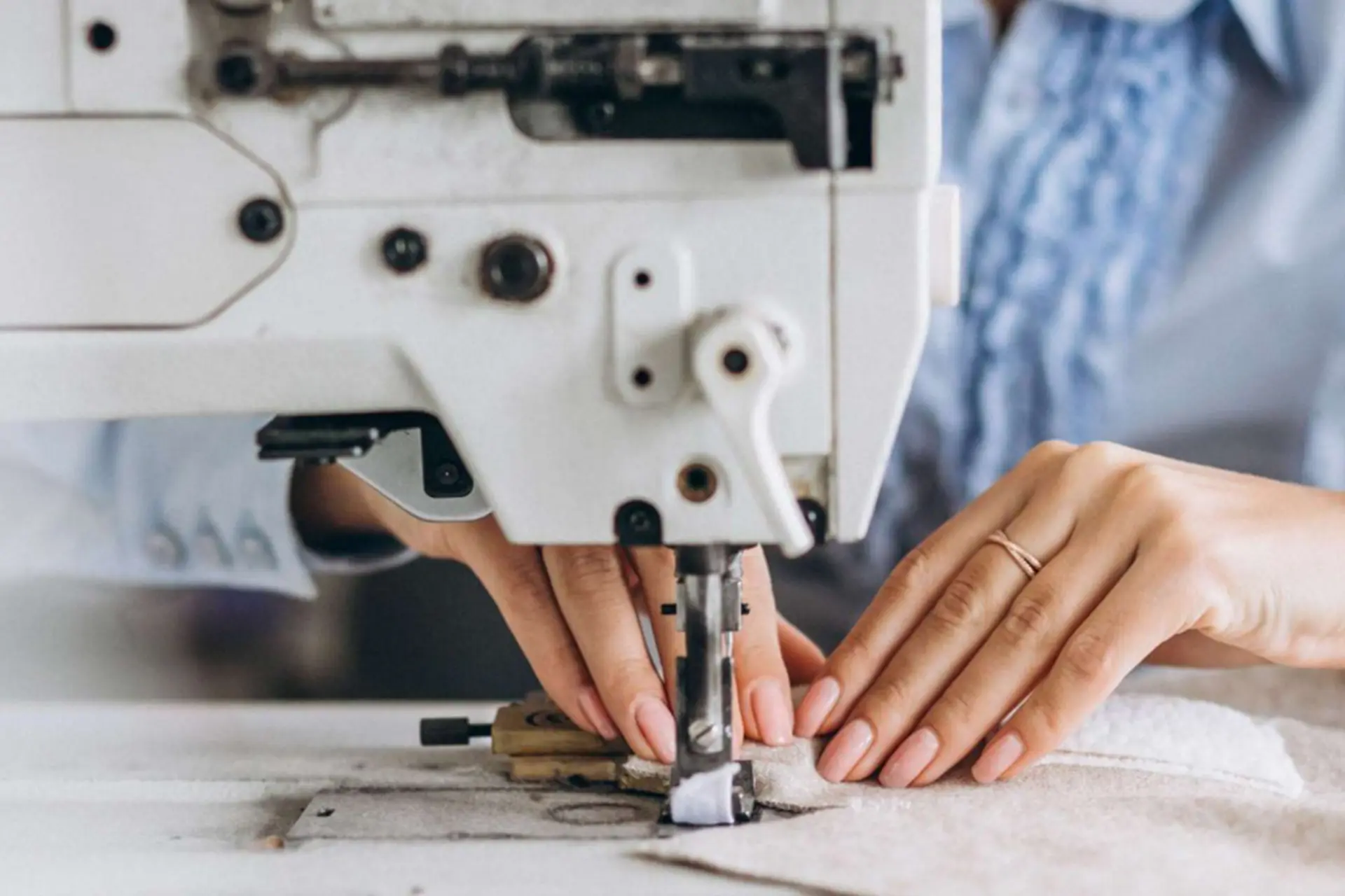 Gia công là gì? Những quy định pháp lý quan trọng về gia công trong thương mại