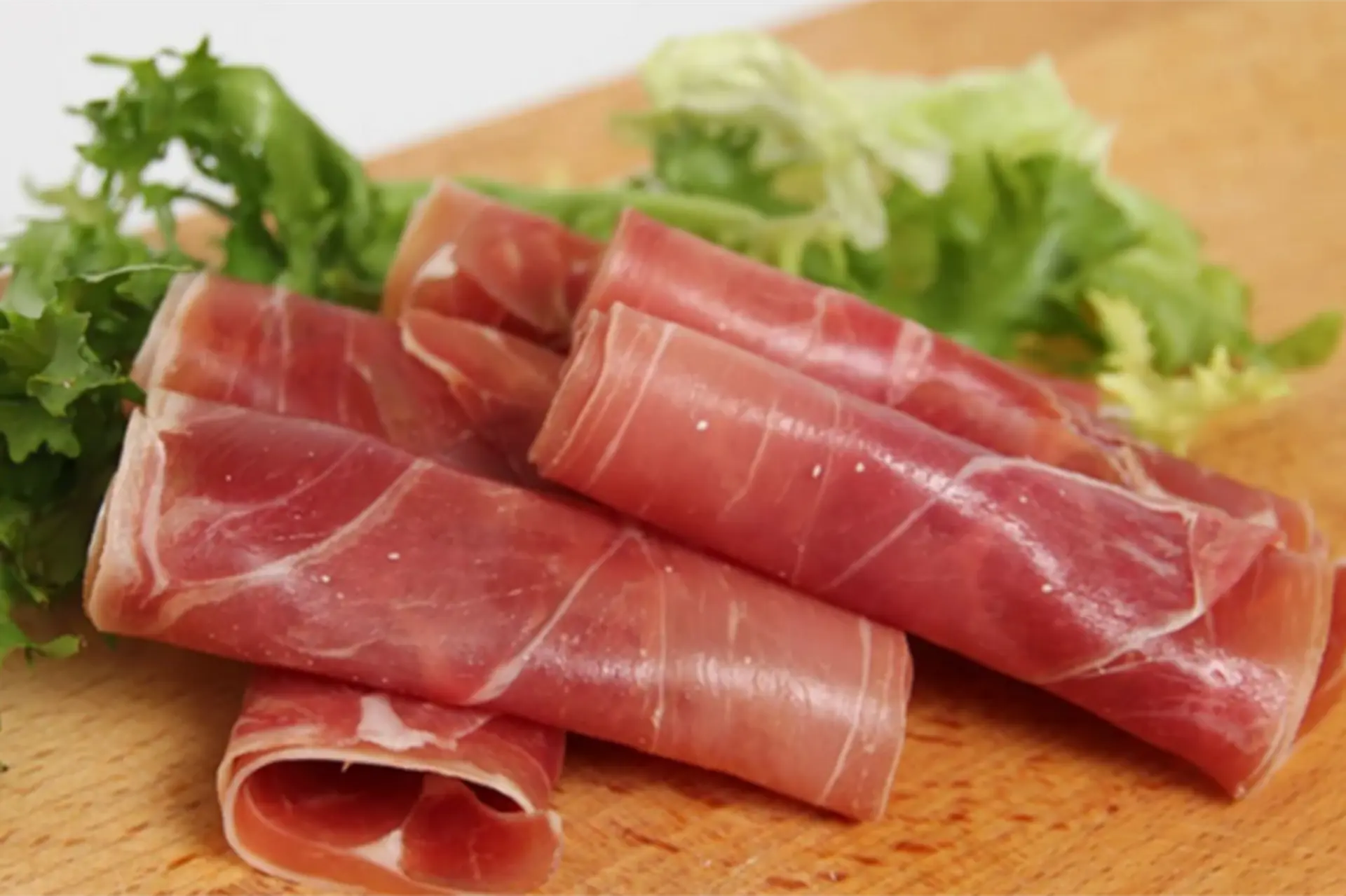 Giăm bông là gì? Nguồn gốc, cách phân loại, bảo quản và những món ngon từ giăm bông